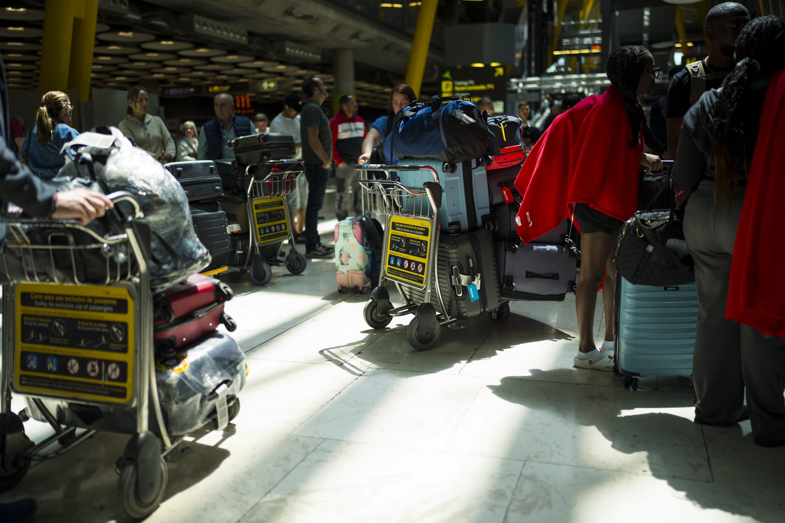 Llegada de personas a Madrid en el aeropuerto de Barajas.