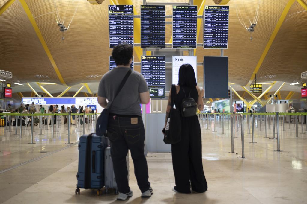 Dos pasajeros en el aeropuerto de Barajas.