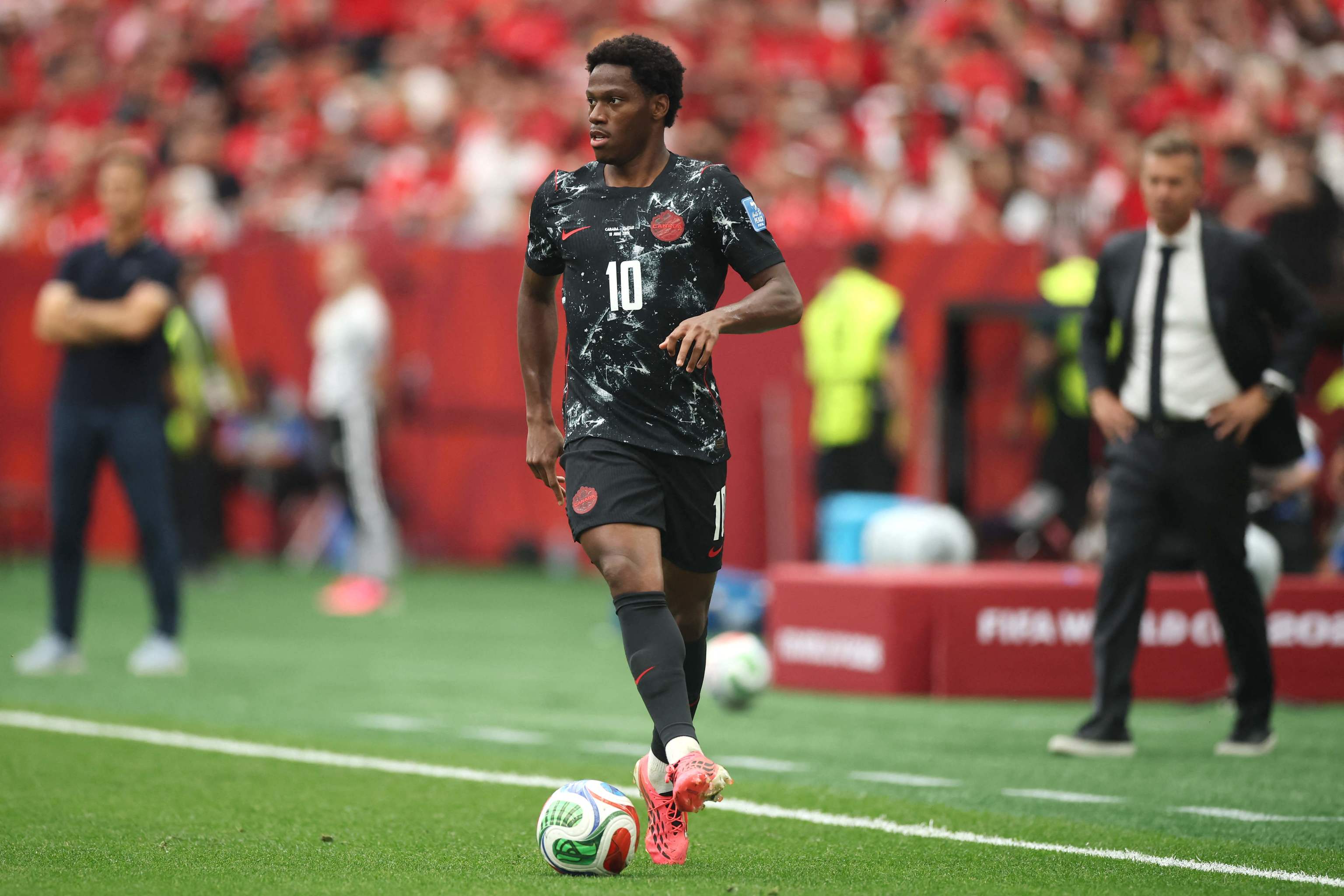 Jonathan David controlando un balón durante el partido de Canadá contra Qatar en el Mundial 2026.