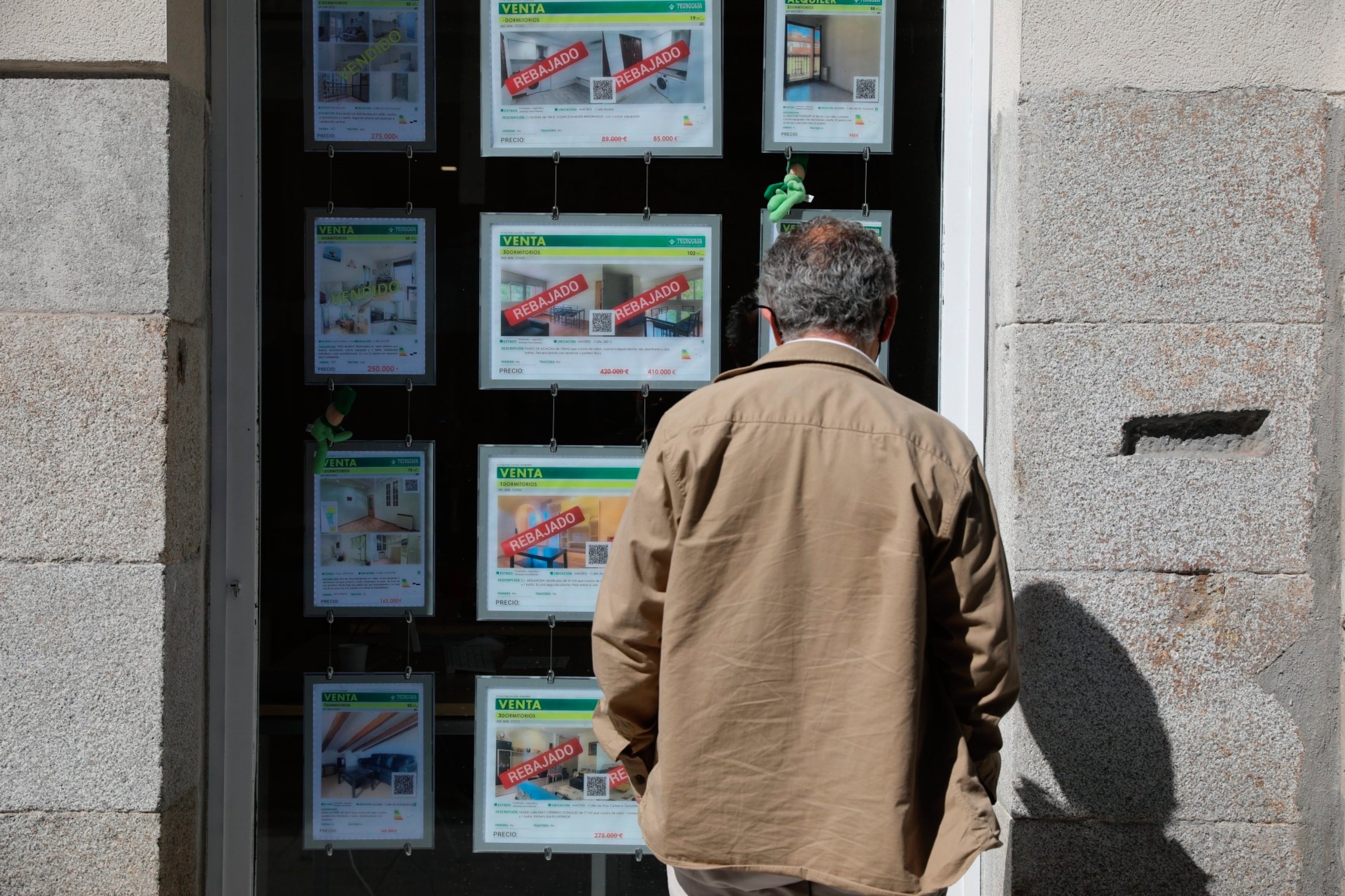 La mitad menos rica de la población reduce su endeudamiento al no poder ya comprar vivienda