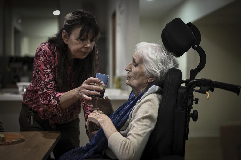 Imagen de una enfermera atendiendo a una paciente