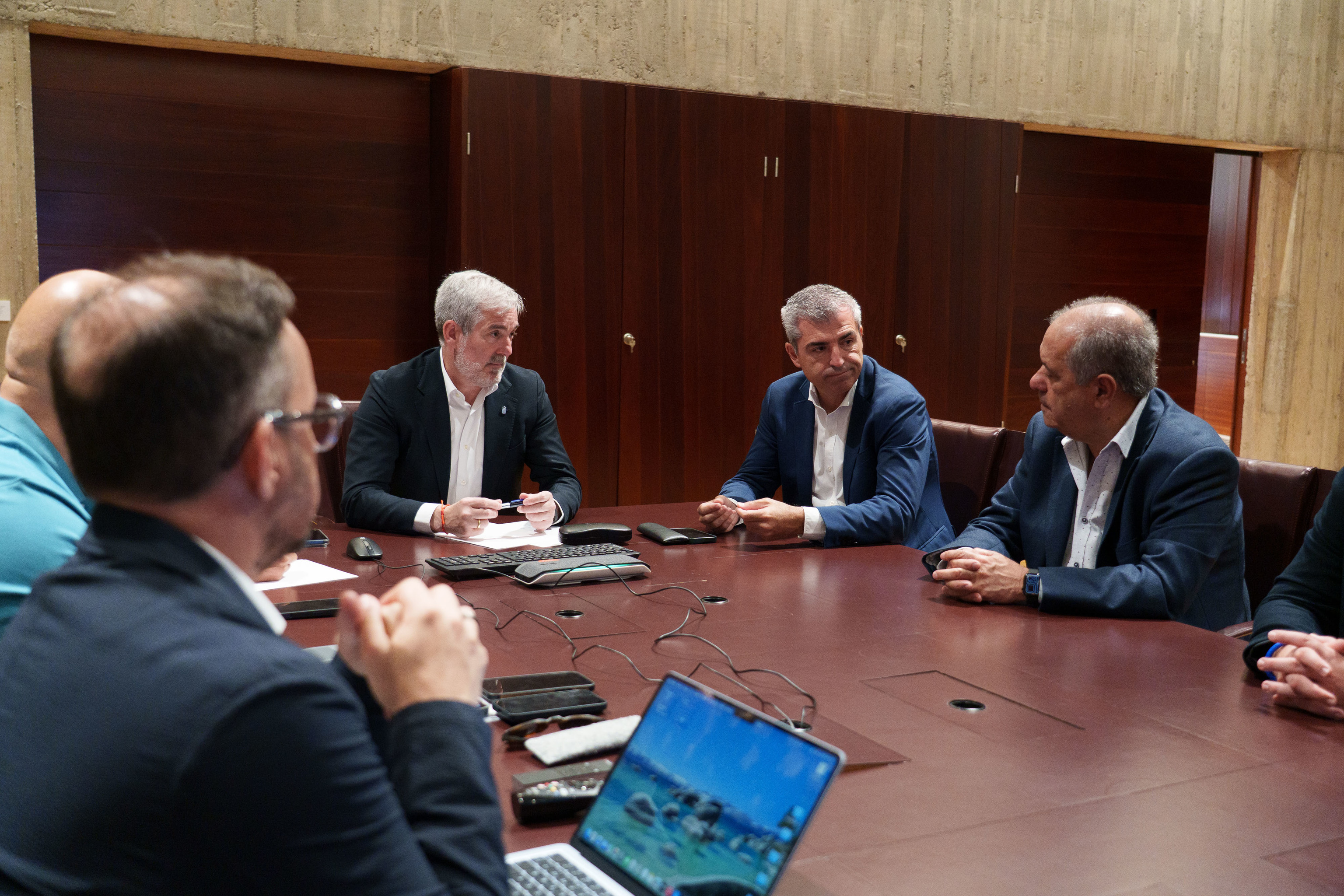 El presidente de Canarias, Fernando Clavijo, y su vicepresidente, Manuel Domínguez, nacido en Caracas, reunidos tras los terremotos de Venezuela.