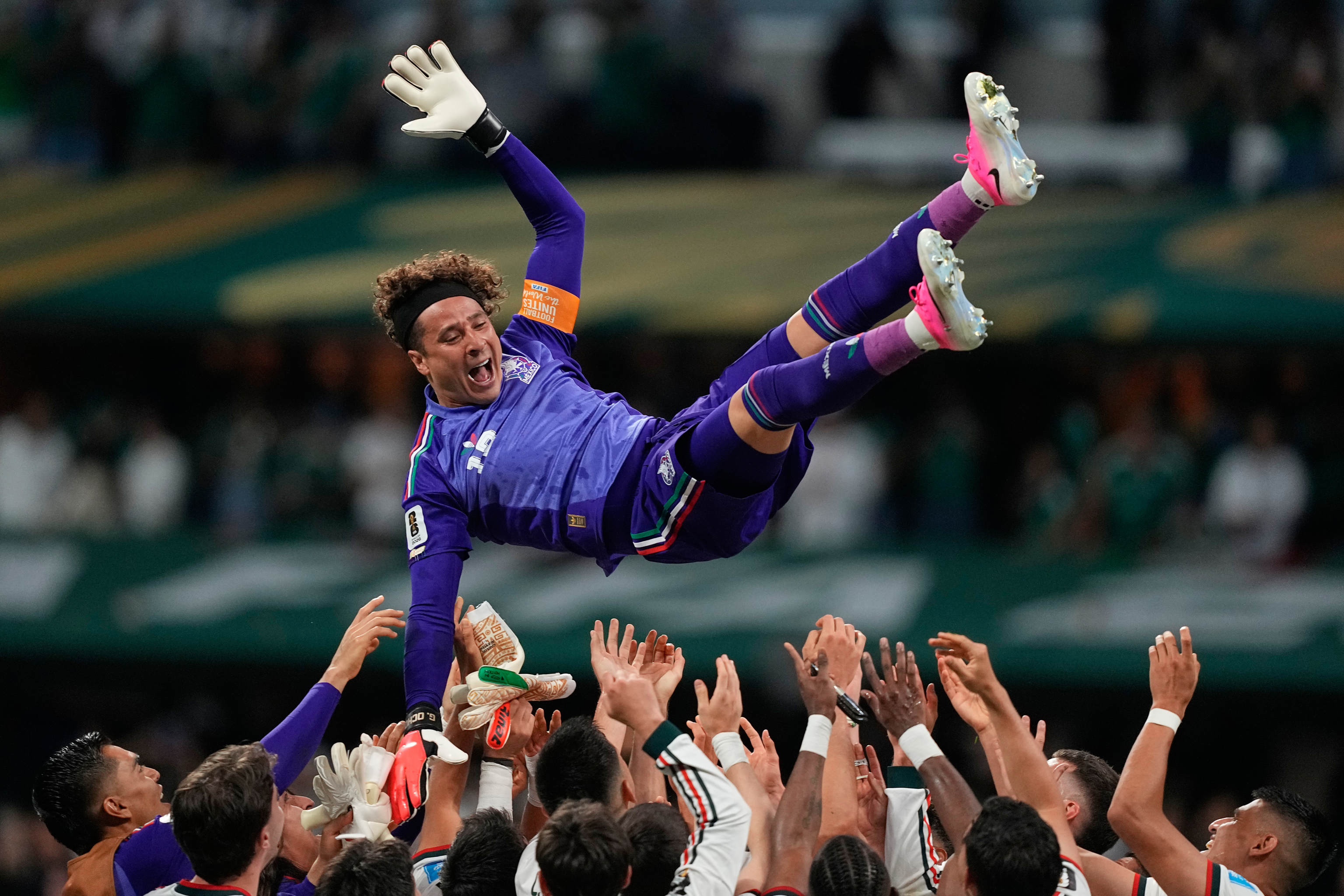 La selección mexicana mantea a Guillermo Ochoa tras el partido.
