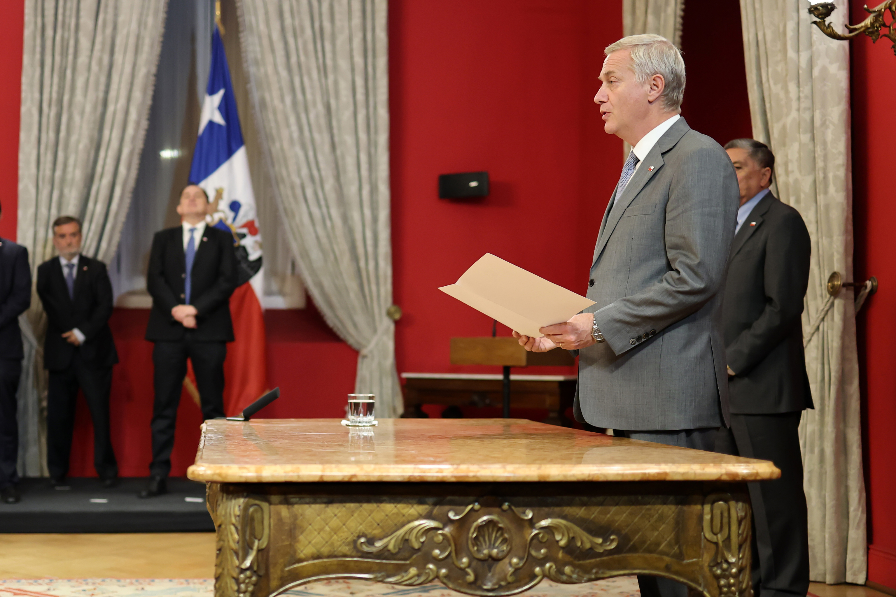 El presidente de Chile, José Antonio Kast,  en el palacio de La Moneda, en Santiago.