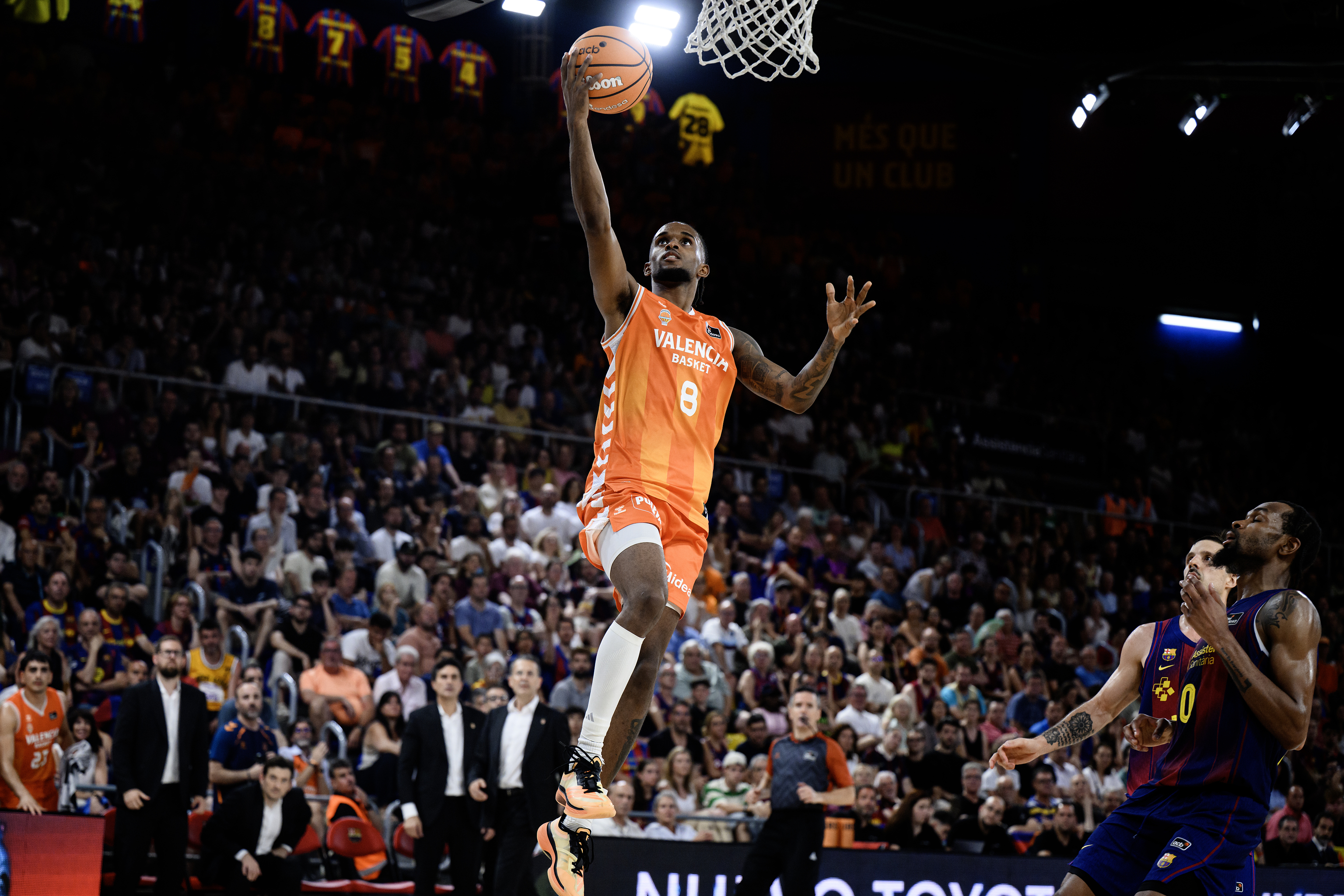 Montero, en acción contra el Barça en el Palau..