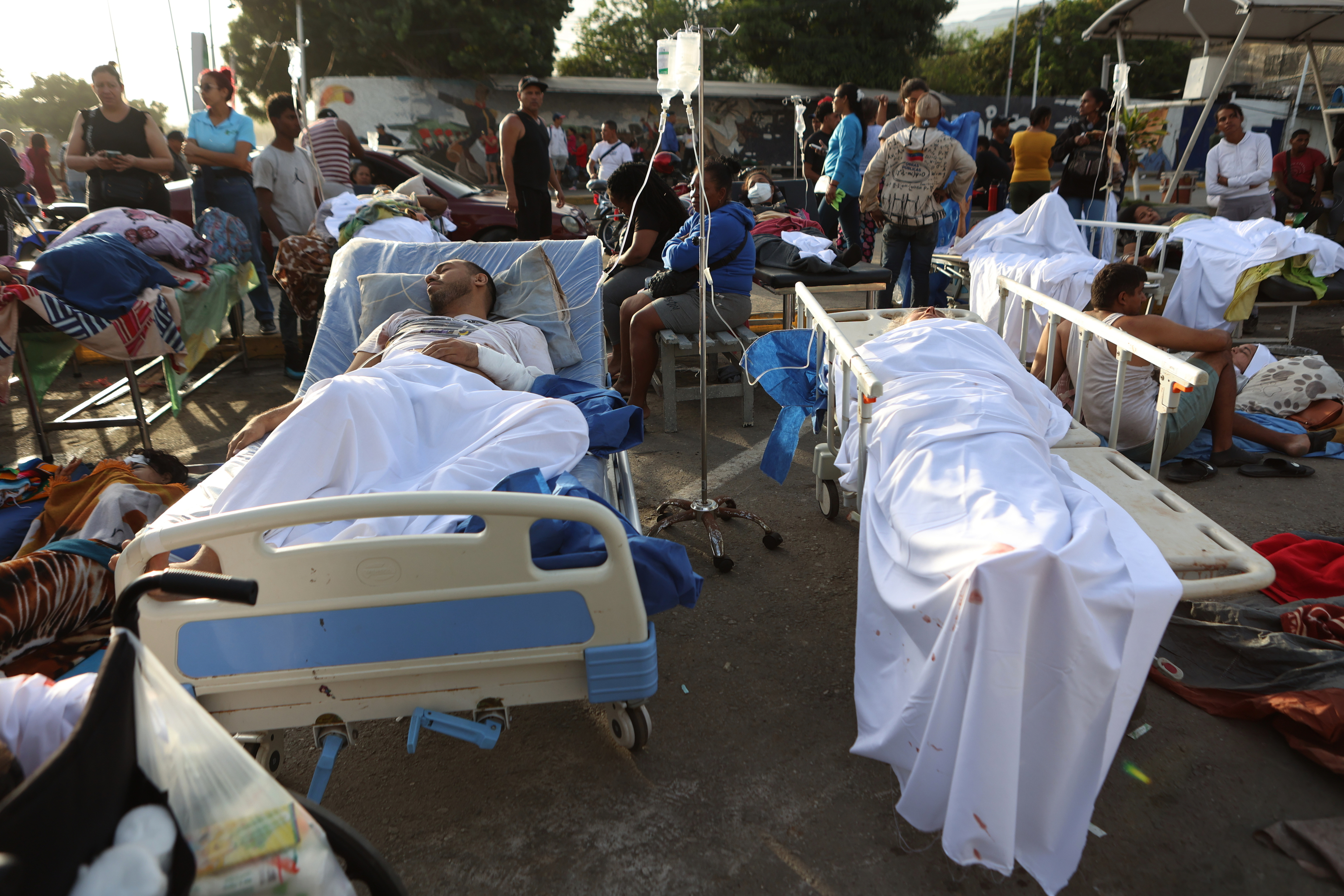 Pacientes en un hospital evacuado en Catia La Mar.