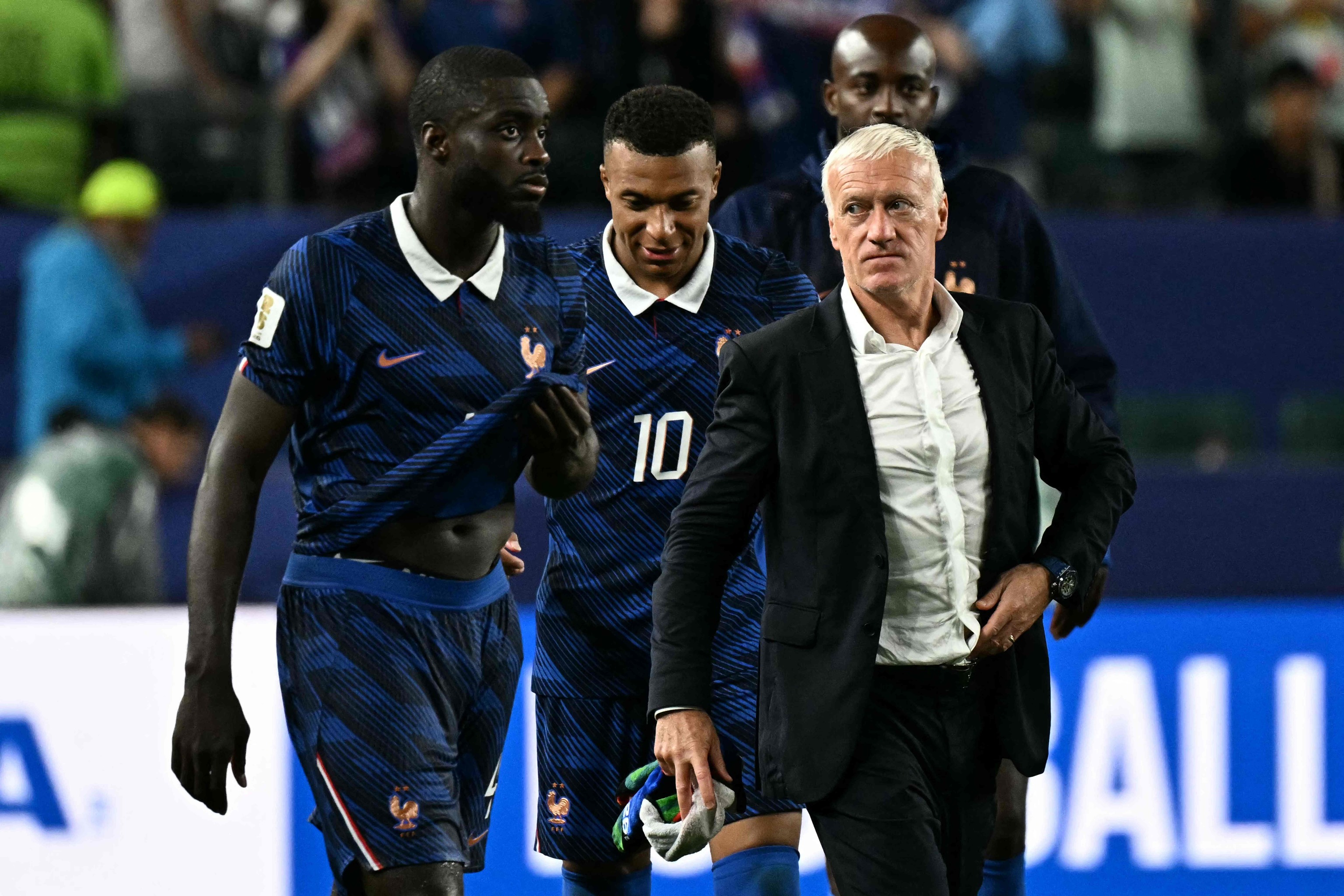 Deschamps, junto a Mbappé y Dembélé.