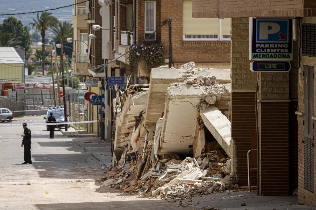Edificio derrumbado un día después de lterremoto de Lorca