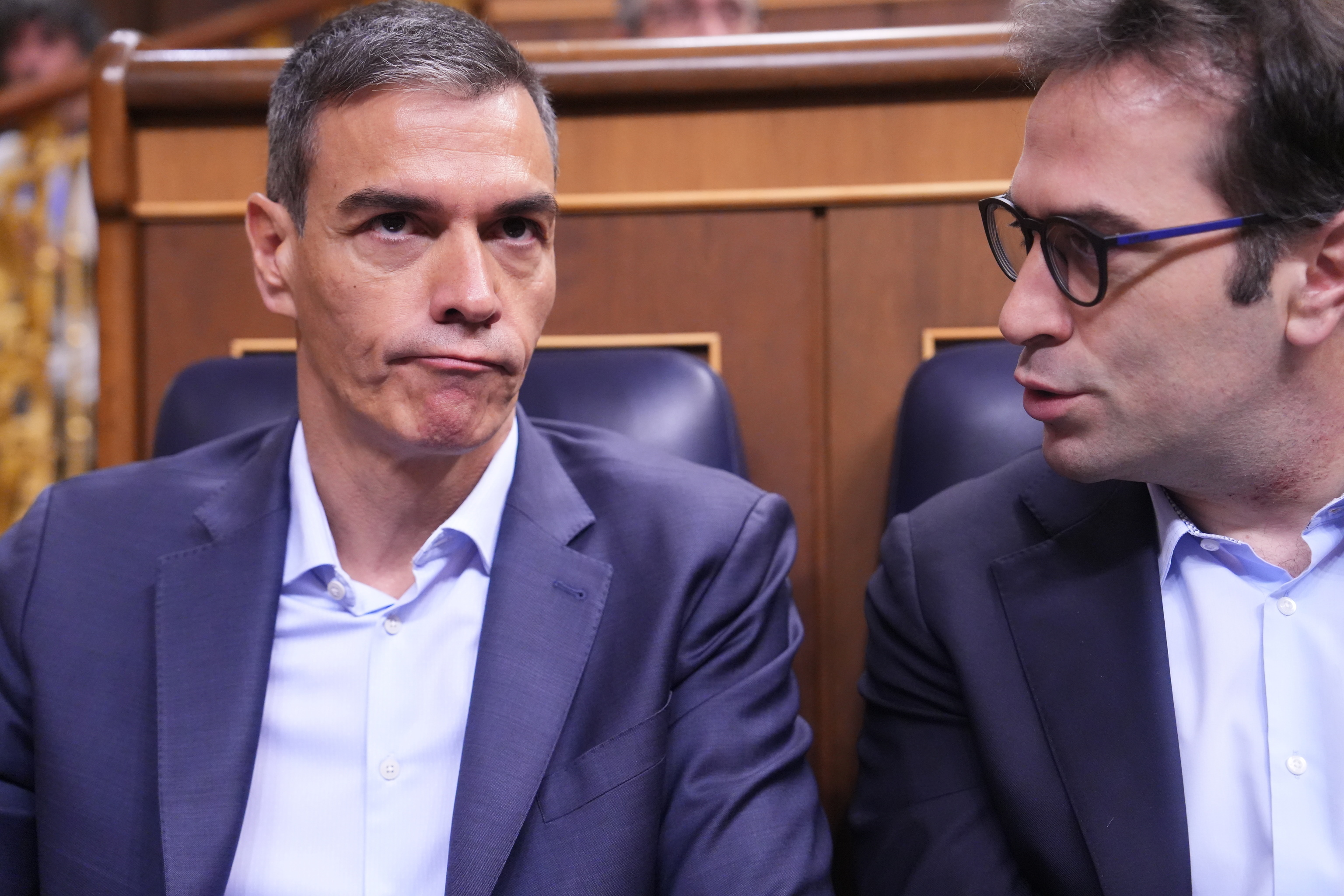 Inédita petición de dimisión por parte de las dos cámaras