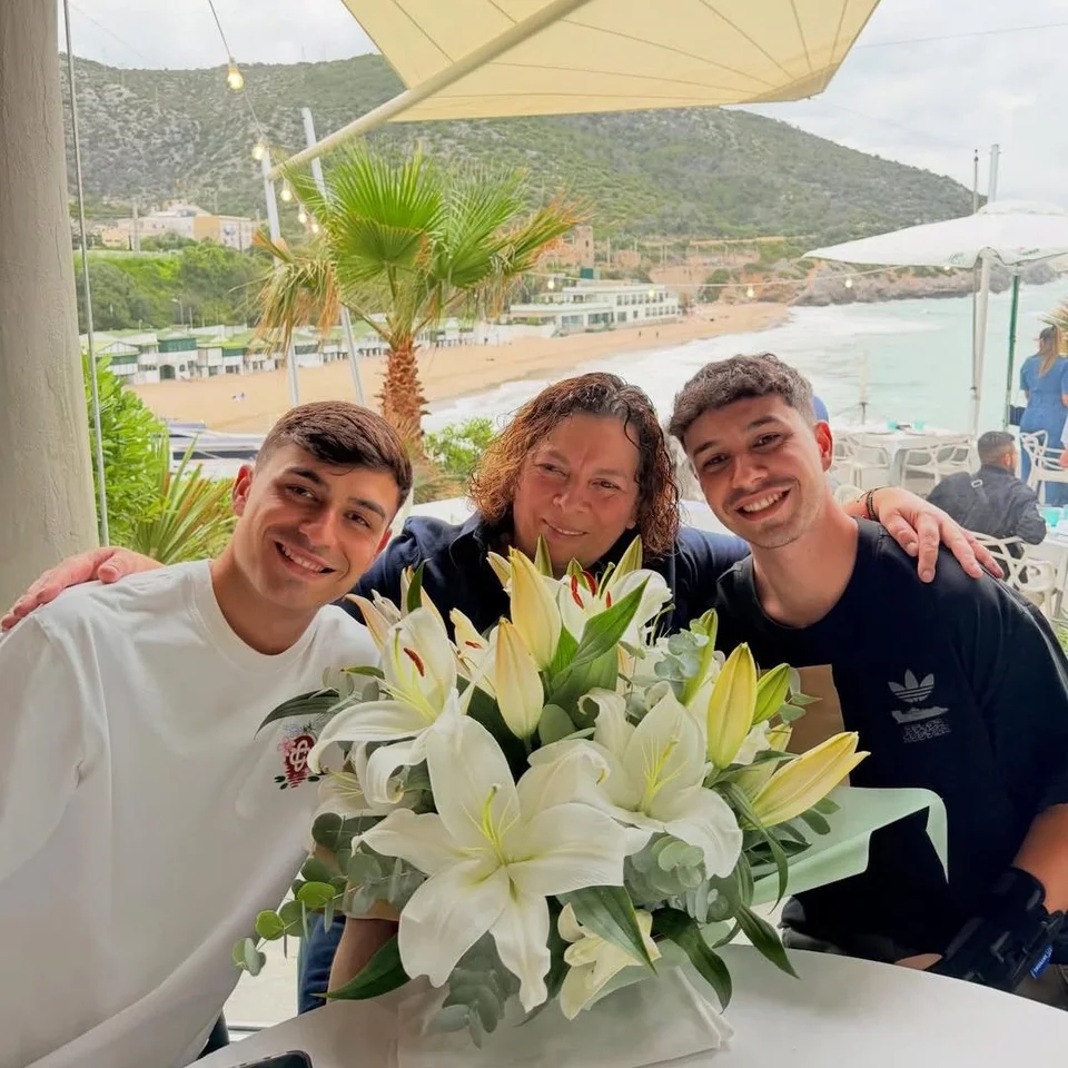 Pedri, con su madre y su hermano, en Tegueste.