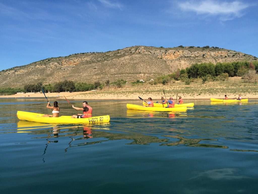 Kayak en las aguas del pantano.