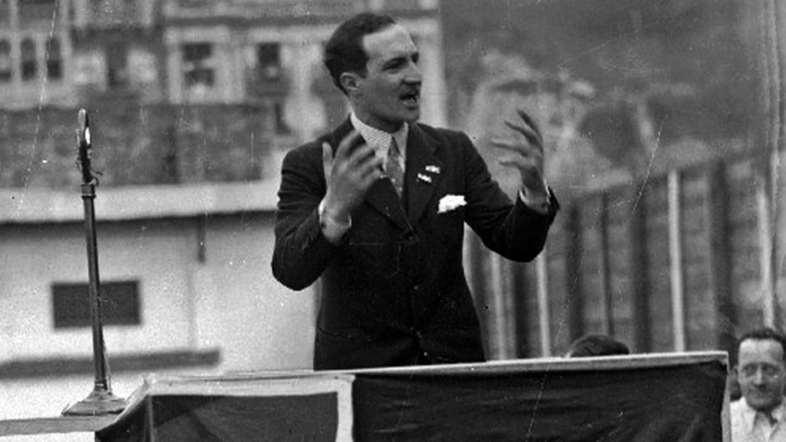 El lehendakari José Antonio Agirre durante un acto político celebrado en Bilbao durante la Guerra Civil.