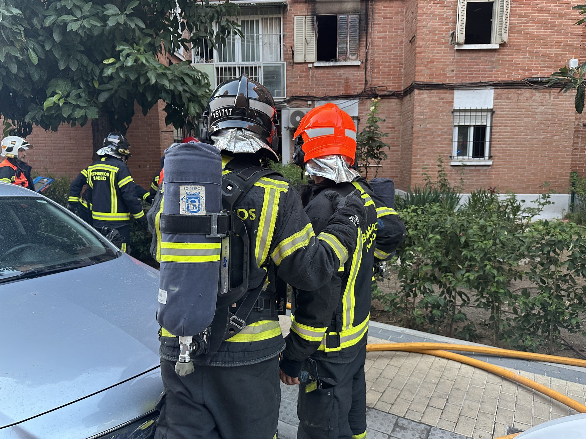 Bomberos de Madrid trabajan en la extinción del incendio de Villaverde.