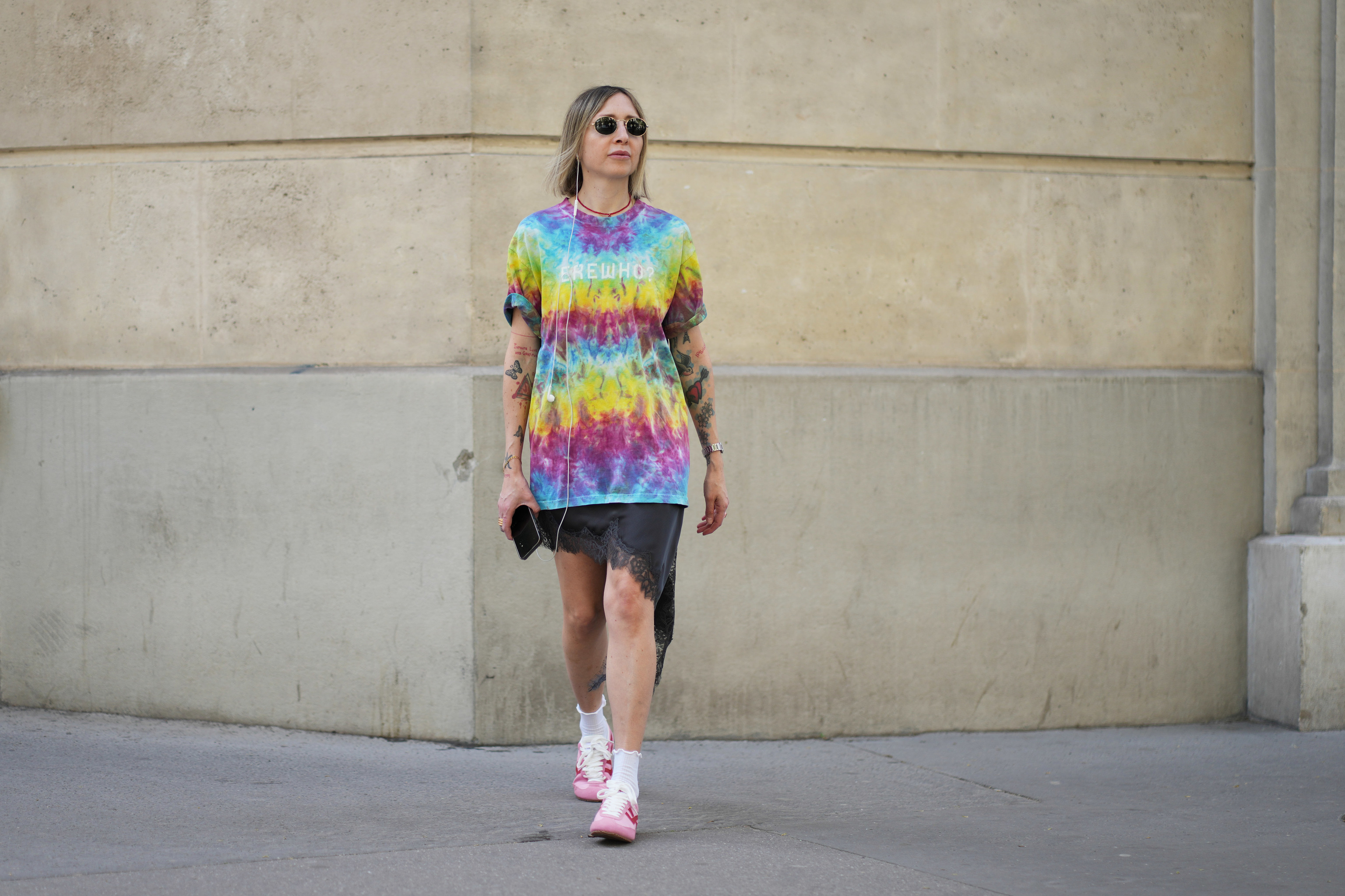Falda lencera con puntillas y zapatillas deportivas.