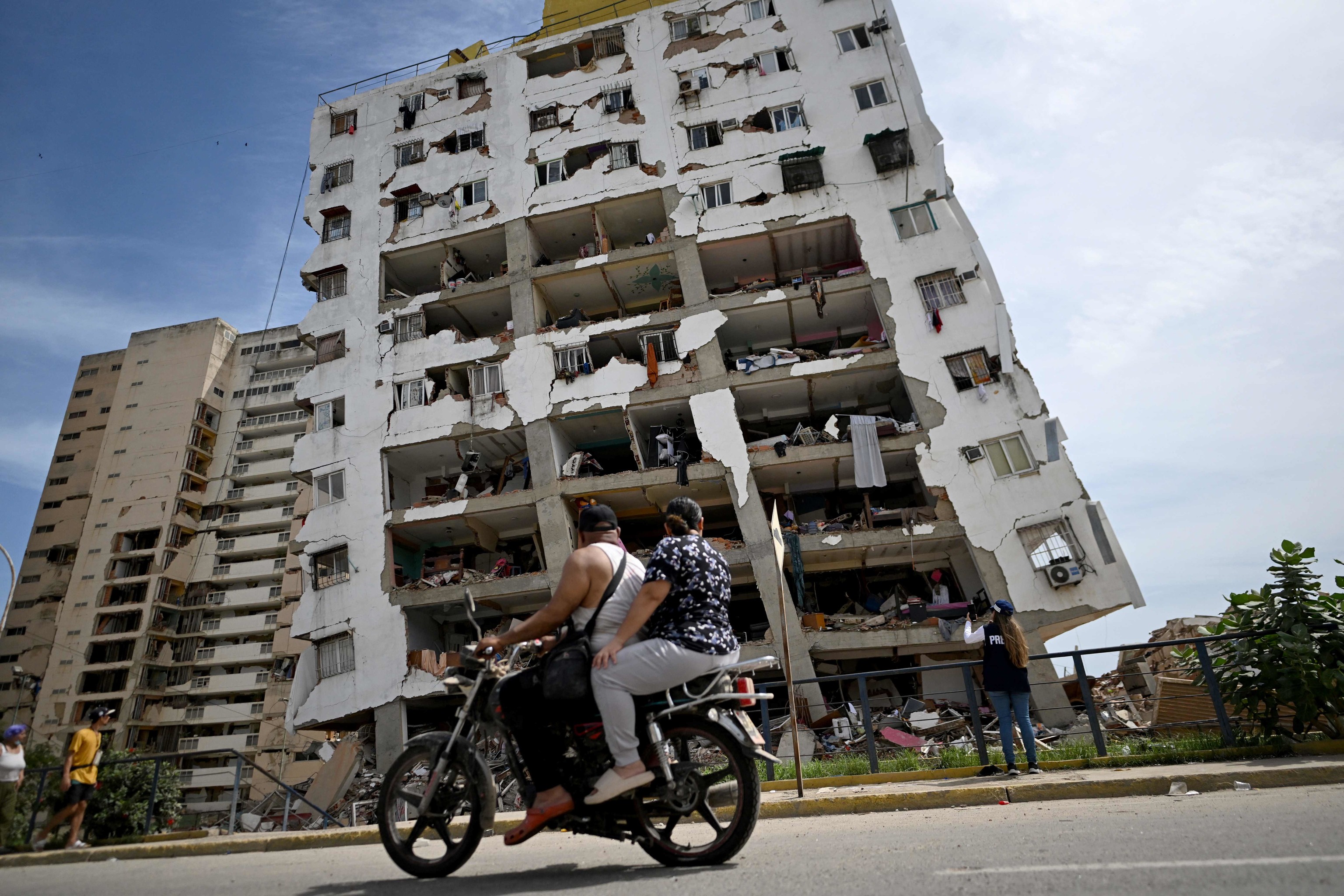 Edificio con daños considerables tras los terremotos en Catia La Mar, La Guaira, Venezuela.