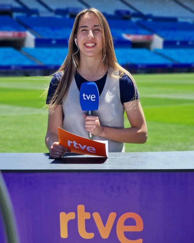 Alicia Arévalo durante una de sus retransmisiones.