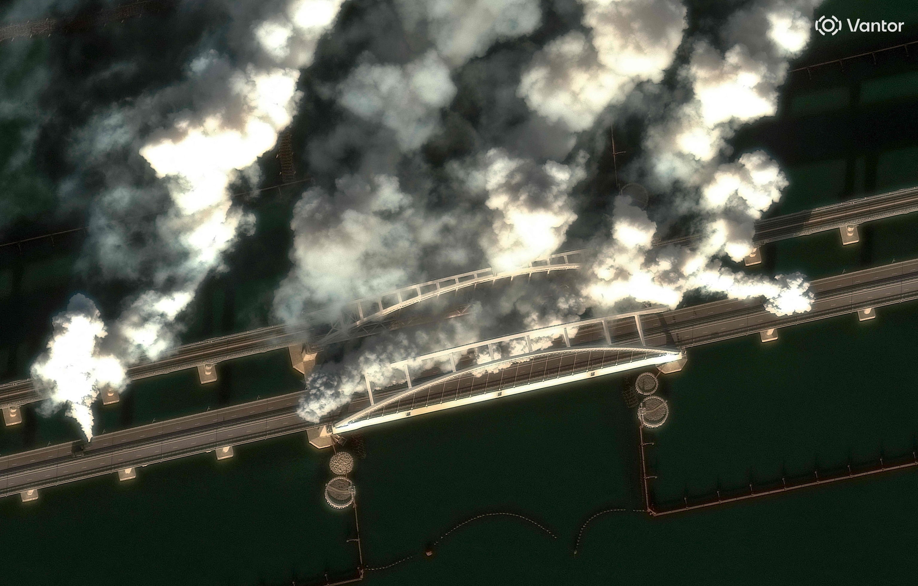 Imagen satelital distribuida por Vantor 2026, del 22 de junio de 2026, muestra generadores de humo en el Puente de Crimea.
