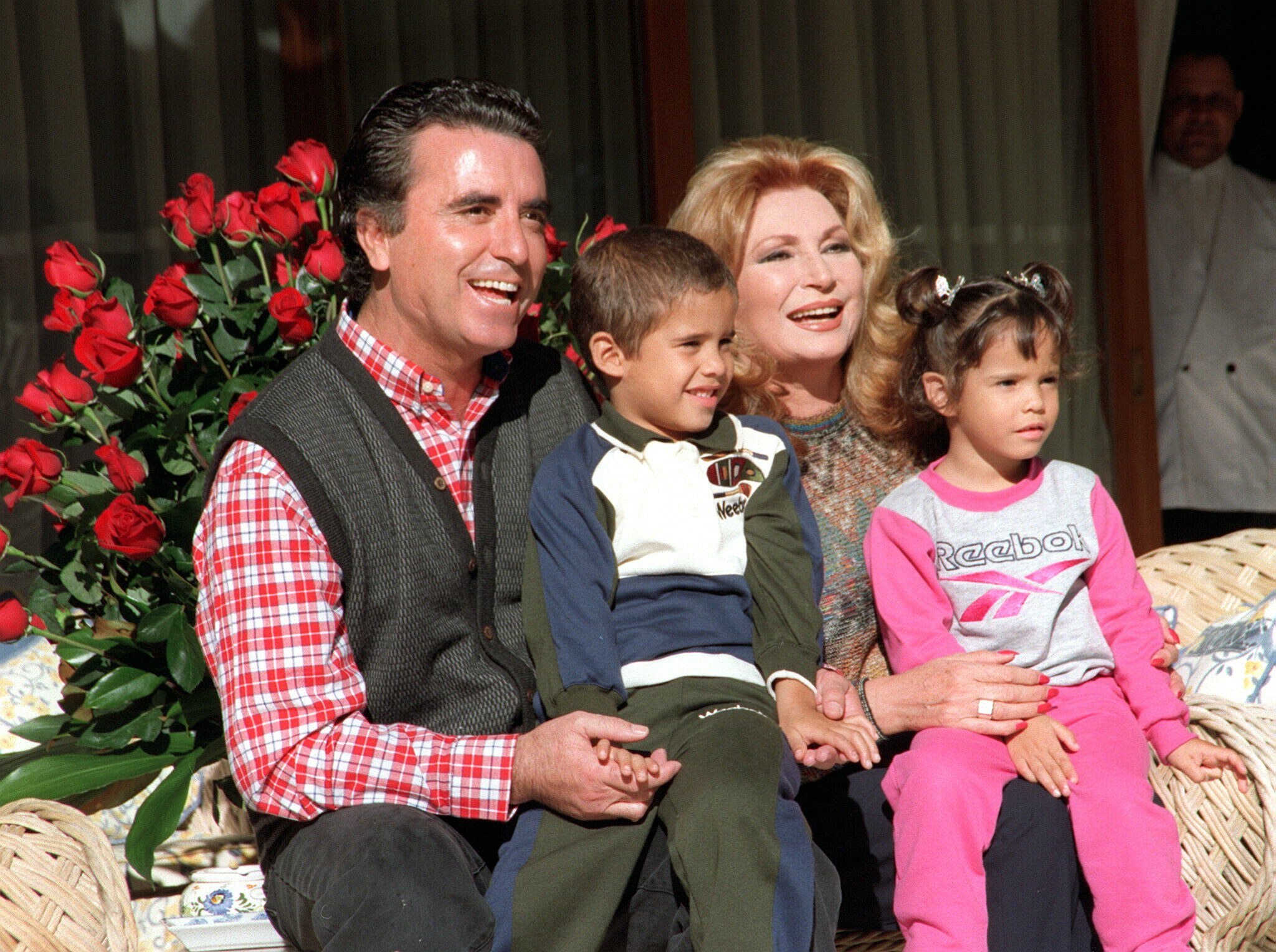 Rocío Jurado y José Ortega Cano posaban felices con sus dos hijos adoptivos José Fernando y Gloria Camila, de 5 y 4 años entonces