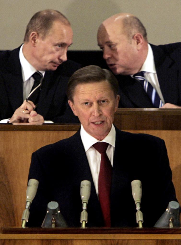 Ivanov, entonces ministro de Defensa ruso, durante una intervención en Moscú en 2006. Detrás, el presidente ruso, Vladimir Putin y el primer ministro en funciones, Mijail Fradkov.