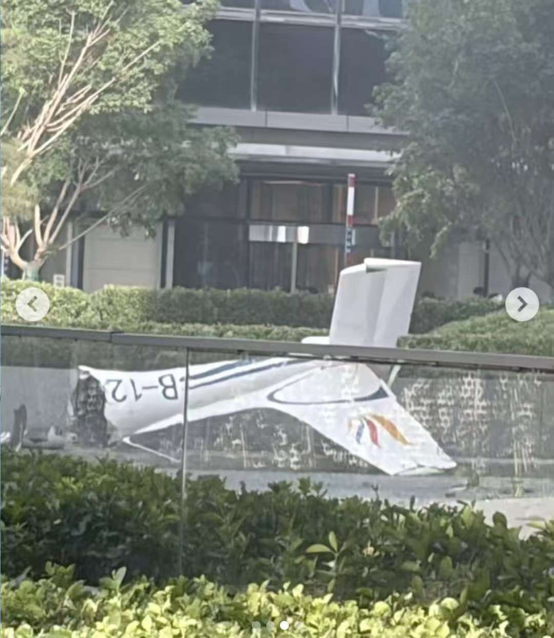 Un fragmento de la avioneta que se estrelló contra el edificio en Pekín.