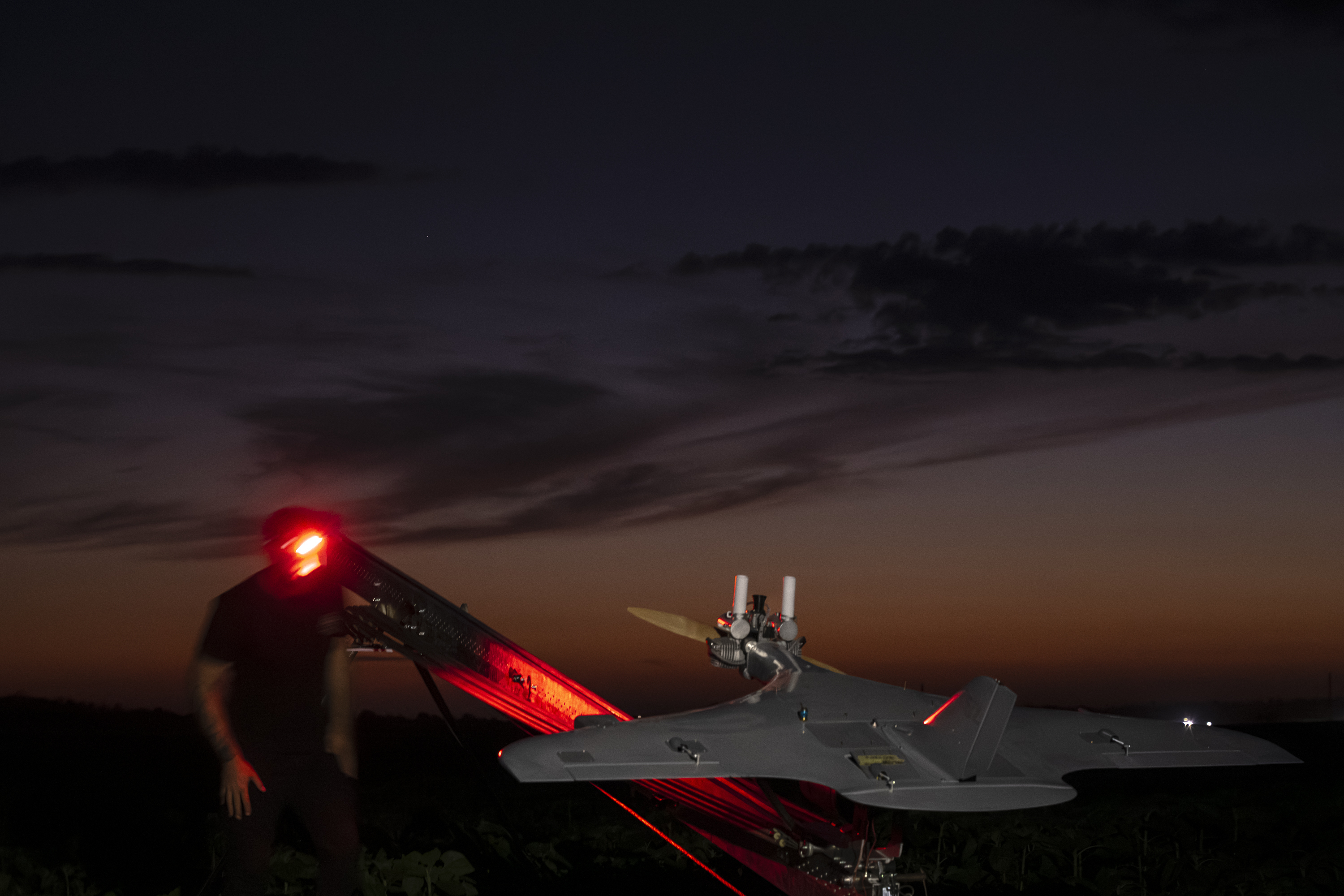 Un comandante prepara un dron de ataque de medio alcance, en un lugar no revelado del frente ucraniano.