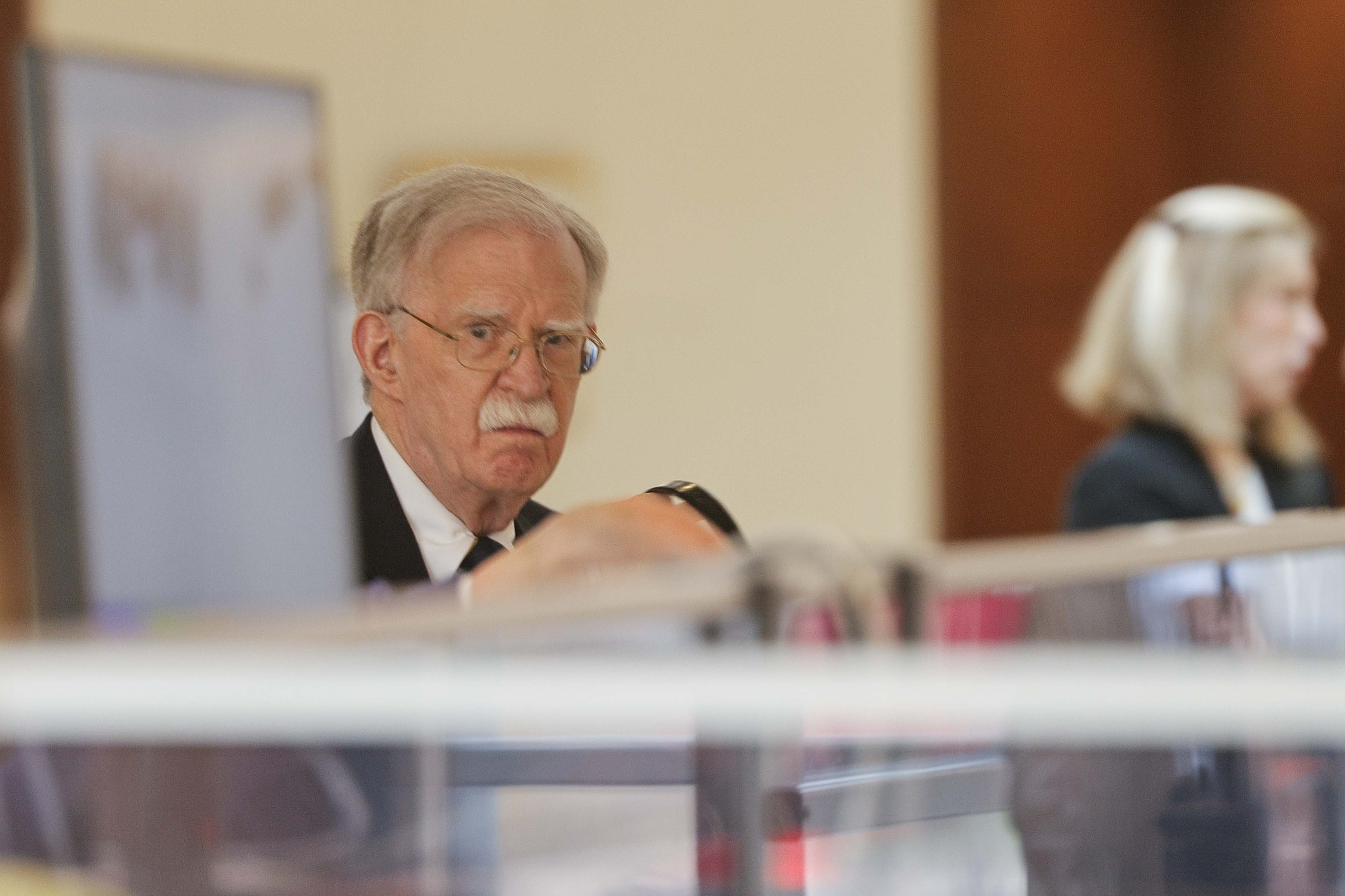 El ex asesor de Seguridad Nacional de EEUU, John Bolton, llega al Palacio de Justicia Federal de Greenbelt, en Maryland.