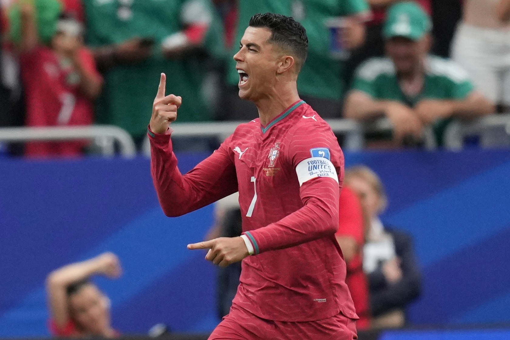 Cristiano Ronaldo celebra un gol frente a Uzbekistán.