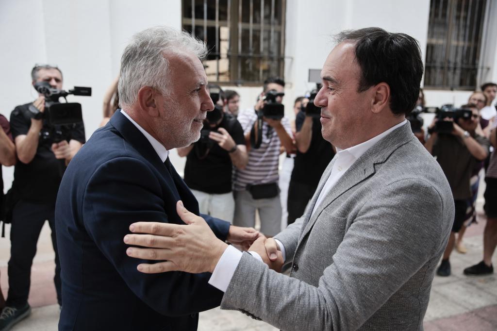 El ministro de Política Territorial, Ángel Víctor Torres, saluda al presidente valenciano, Juanfran Pérez Llorca.