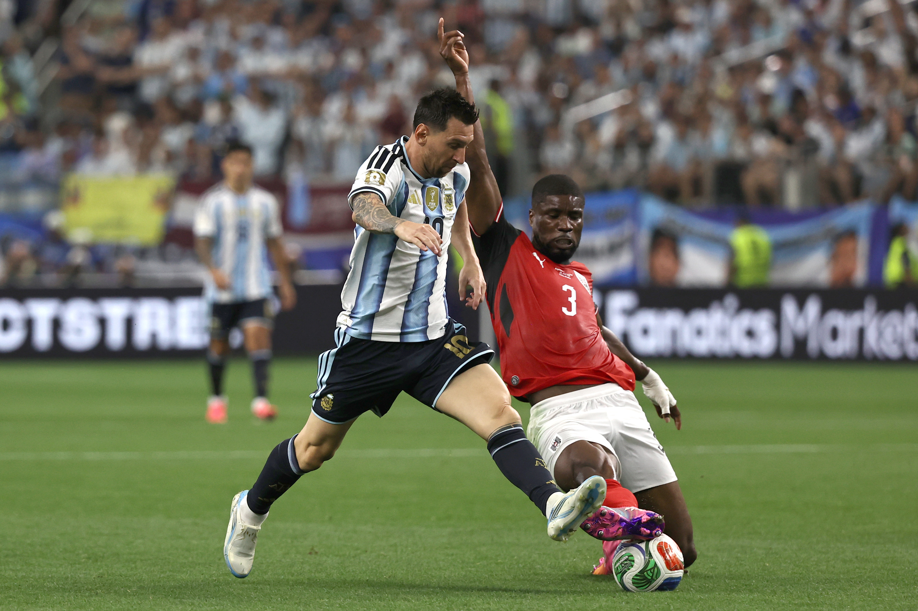 Leo Messi peleando un balón en el partido entre Argentina y Austria.