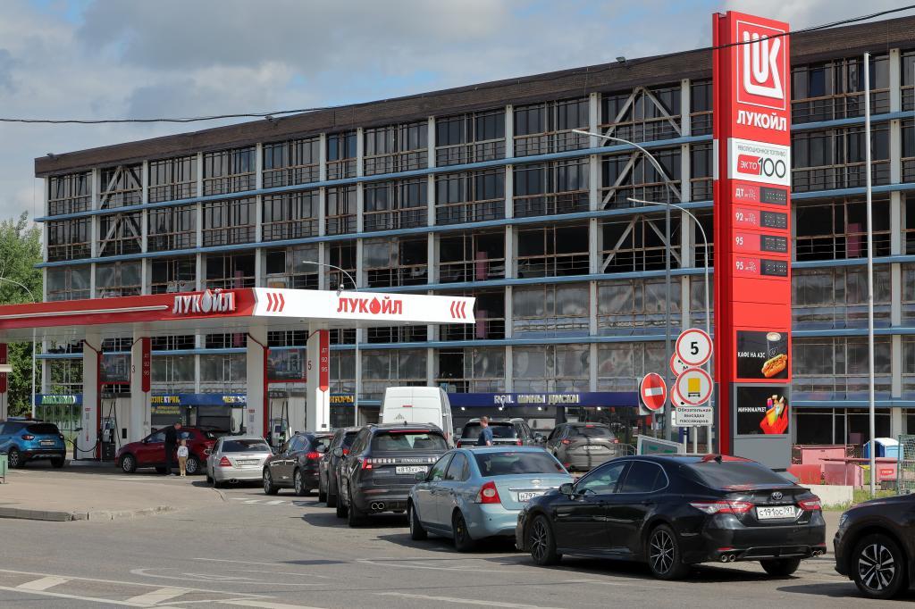 Automóviles hacen cola en una gasolinera Lukoil en Moscú este jueves.