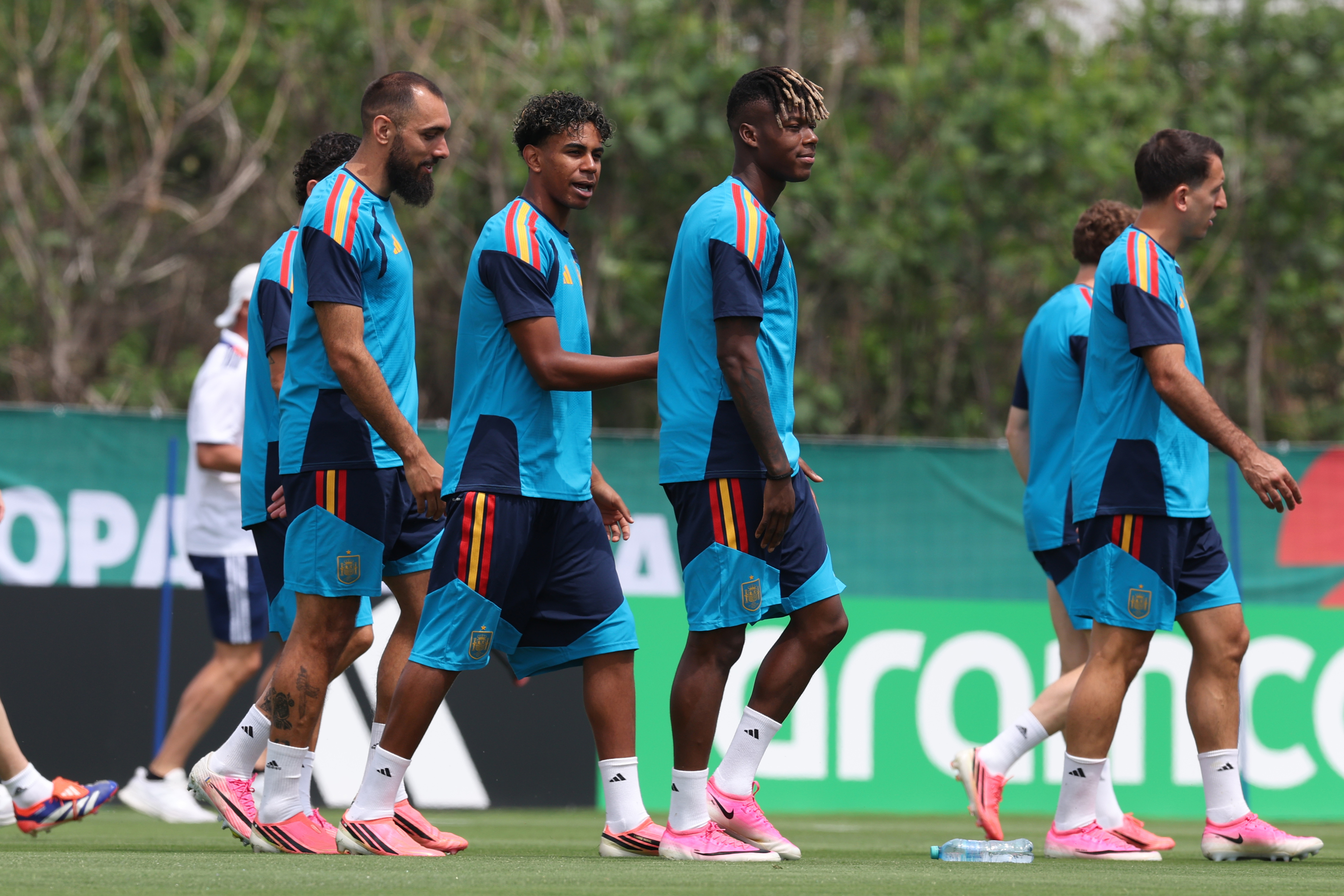Los jugadores de España Iglesias, Lamin Yamal, Williams y Oiarzabal en el último entrenamiento previo al partido contra Uruguay en el Mundial de Fútbol.