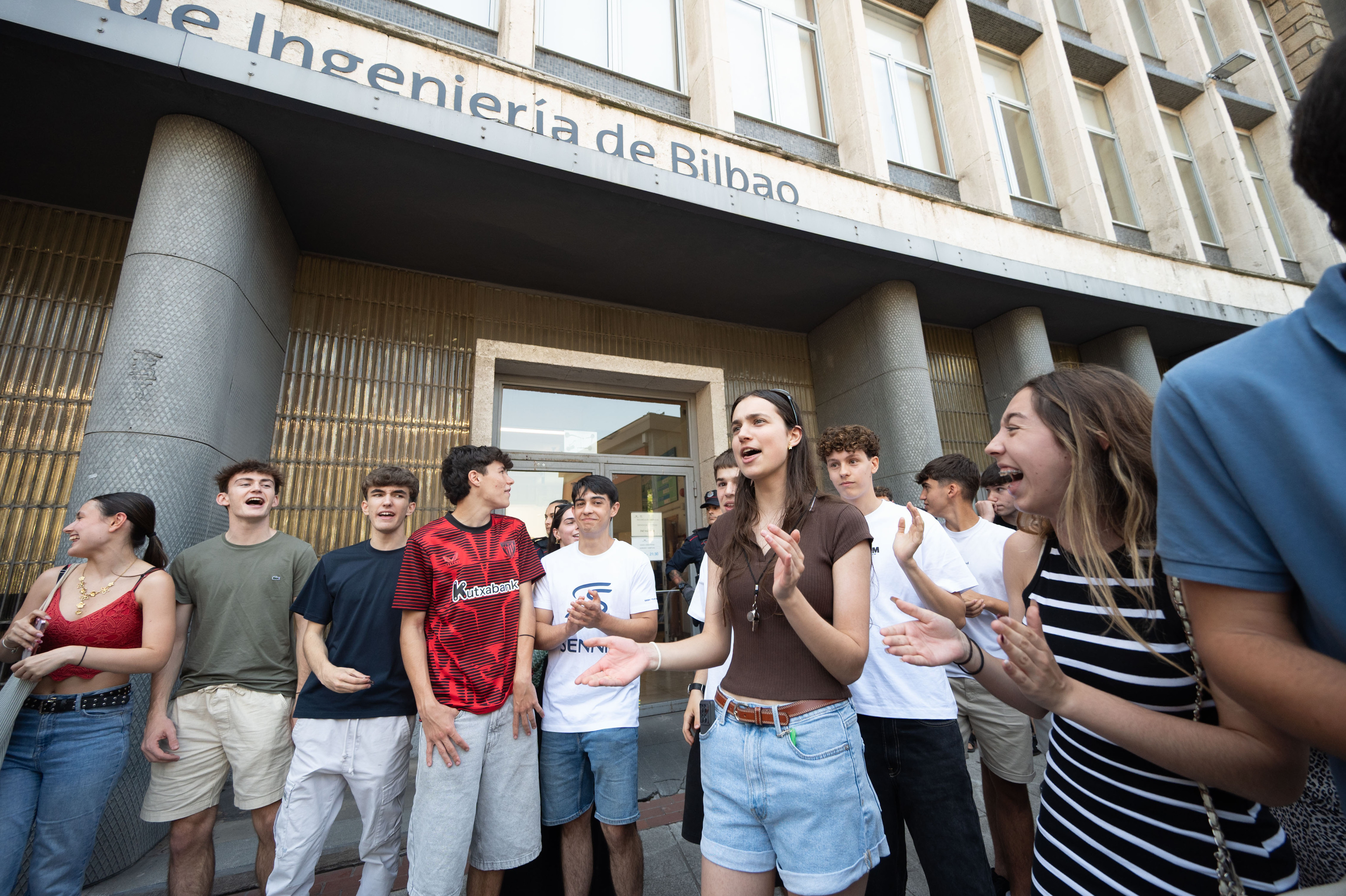 Varios jóvenes participantes en la concentración contra los resultados de euskera en la PAU vasca protestan junto a la Escuela de Ingeniería de Bilbao.