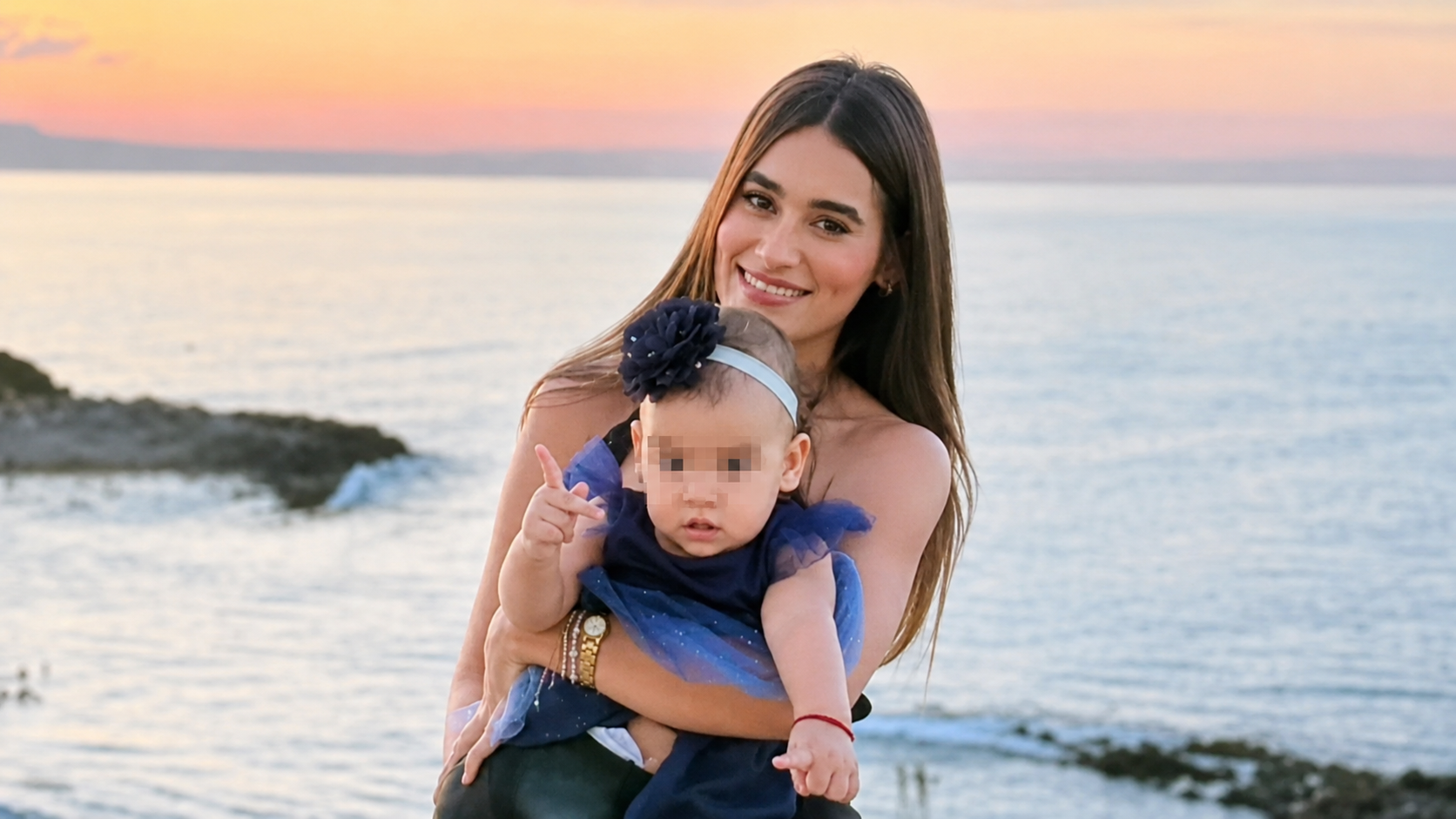 La madre fallecida junto a su hija en una imagen publicada en redes.
