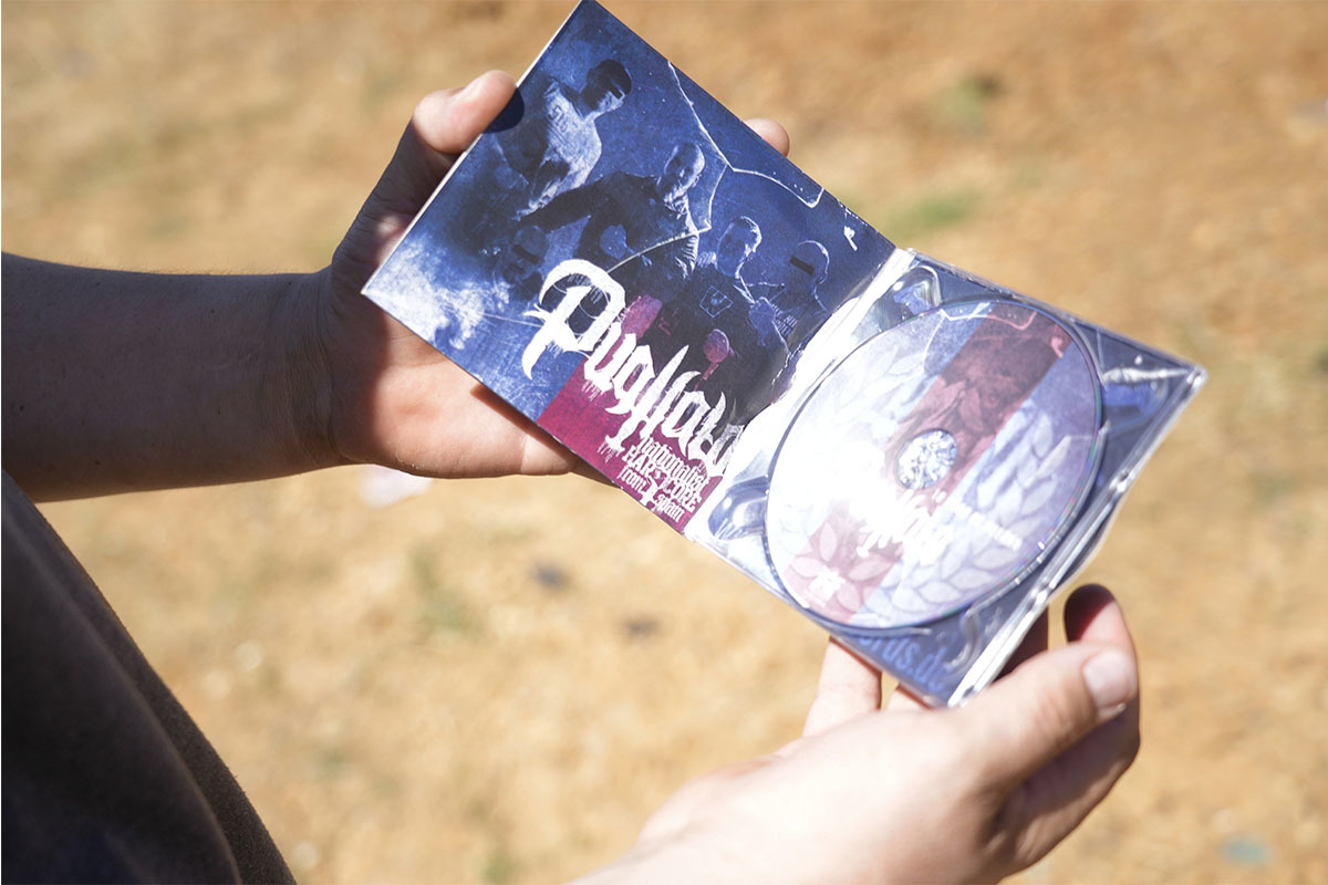 'Epi' sostiene un CD de la banda neonazi que lidera 'Pugilato'.