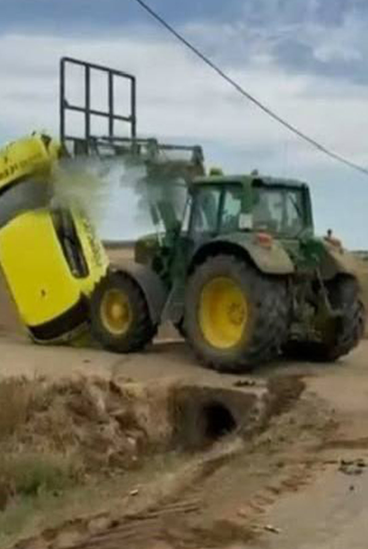 El vídeo en el que 'Epi' destroza el coche conducido por 'Pugilato' se ha hecho viral.