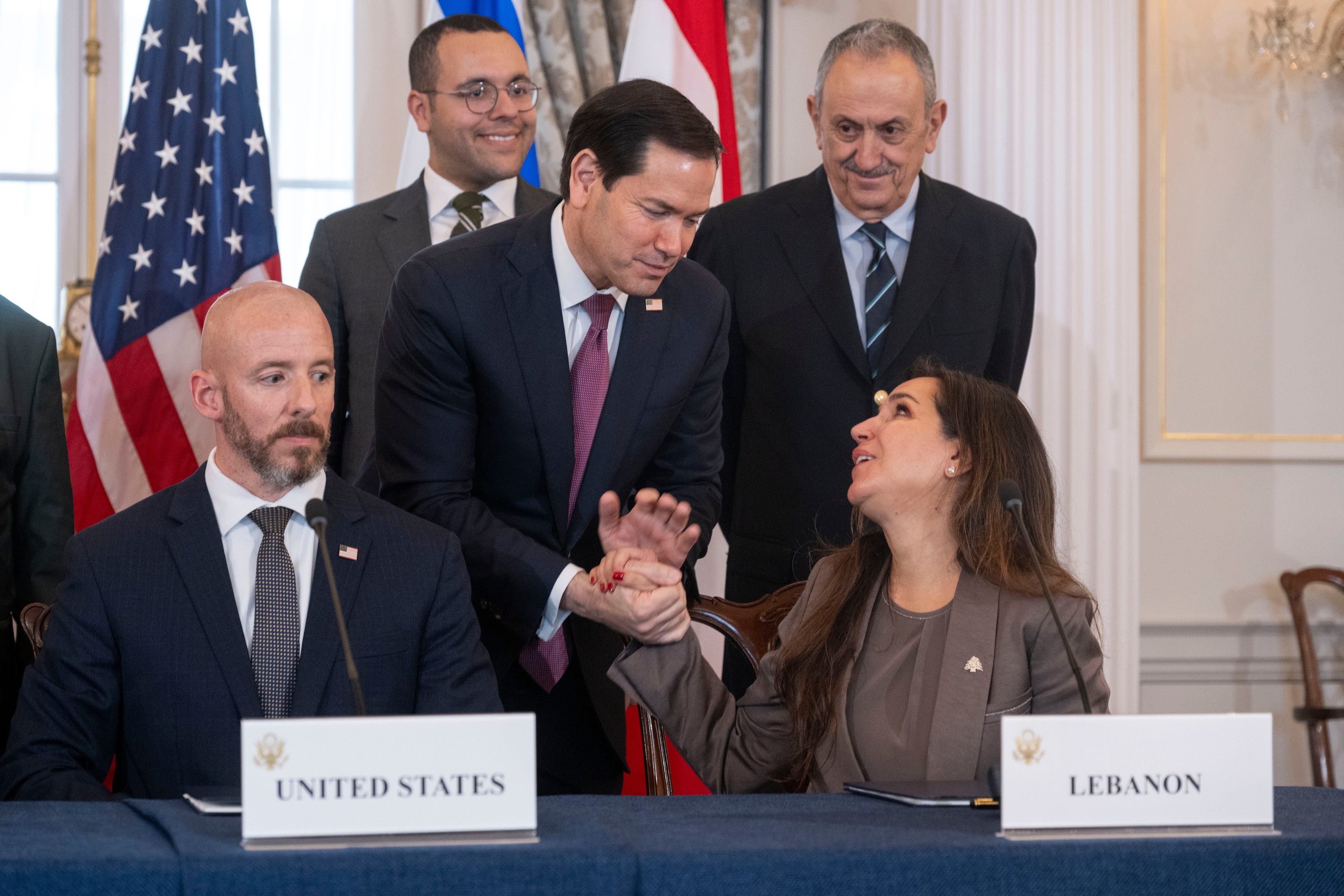 El secretario de Estado de EEUU, Marco Rubio, estrecha la mano de la embajadora del Líbano en EEUU, Nada Hamadeh, a la izquierda, tras la firma de un acuerdo marco.