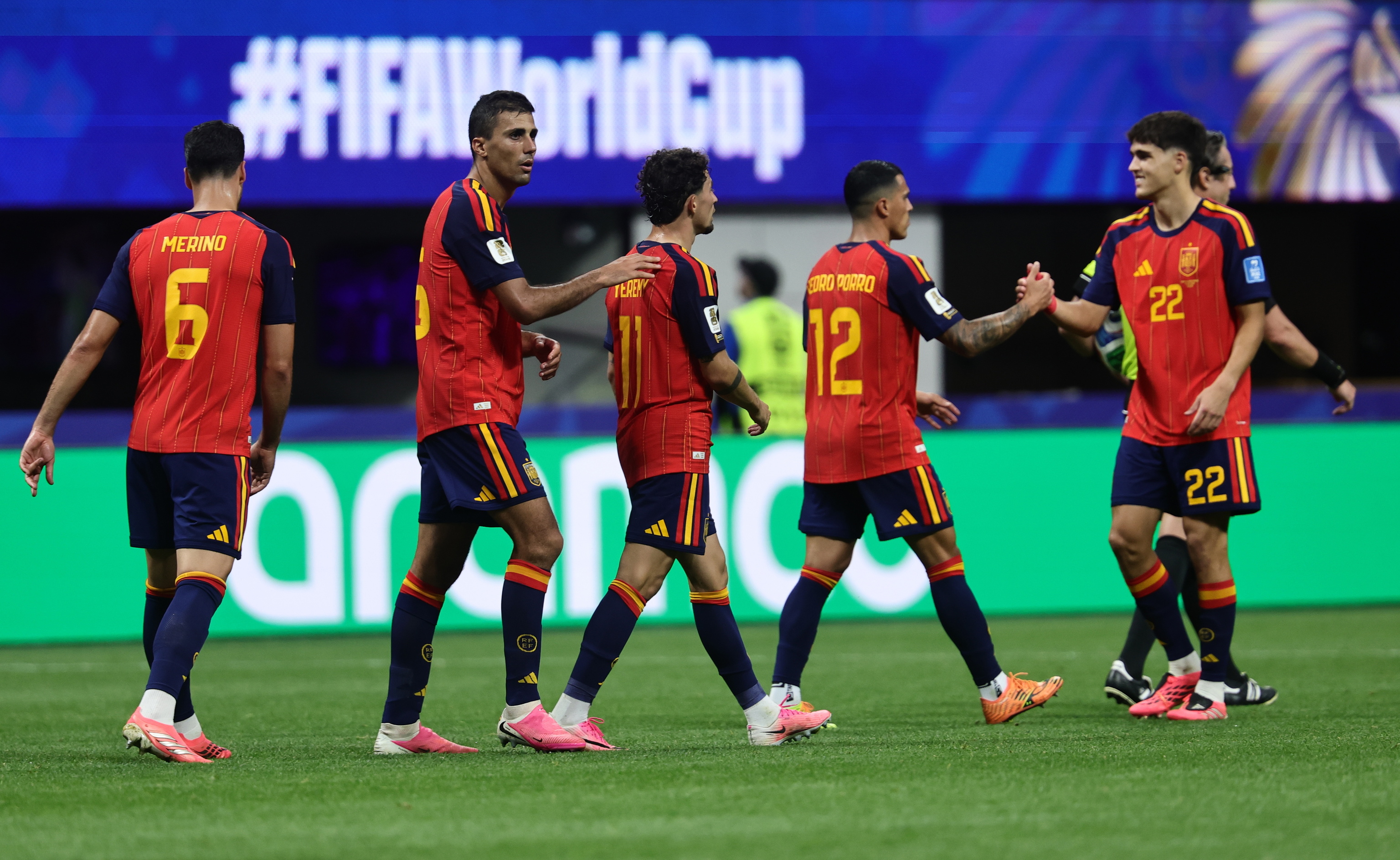 Jugadores de la selección española, celebrando uno de los goles anotados ante Arabia Saudí