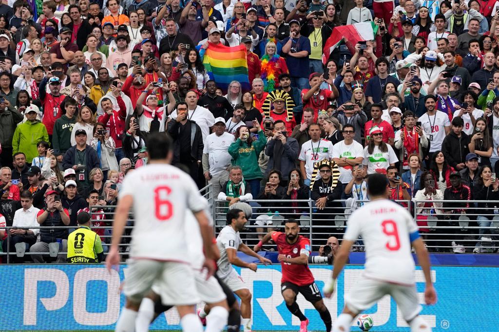 Un espectador con una bandera del Orgullo en el partido Irán-Egipto del Mundial.