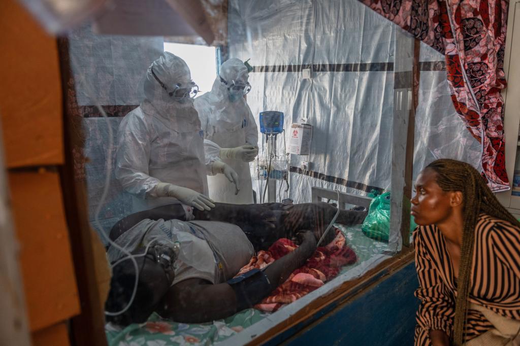 Equipos sanitarios atienden a una persona con ébola en El Congo.