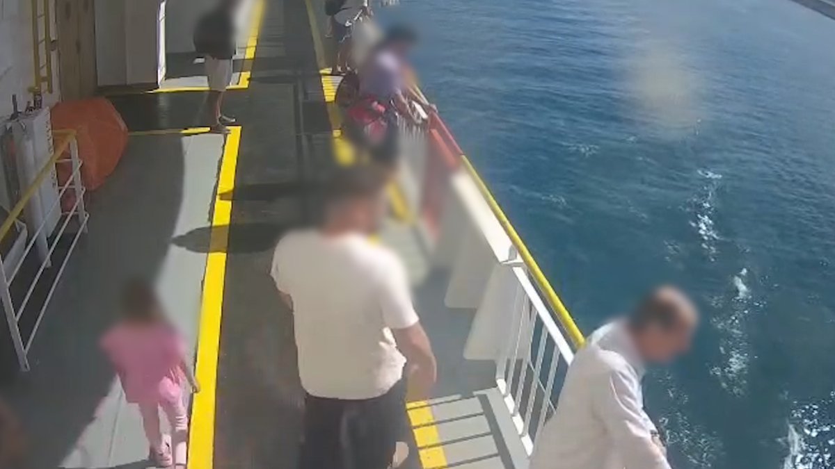 El progenitor, junto a la menor, en su intento de huida por vía marítima.