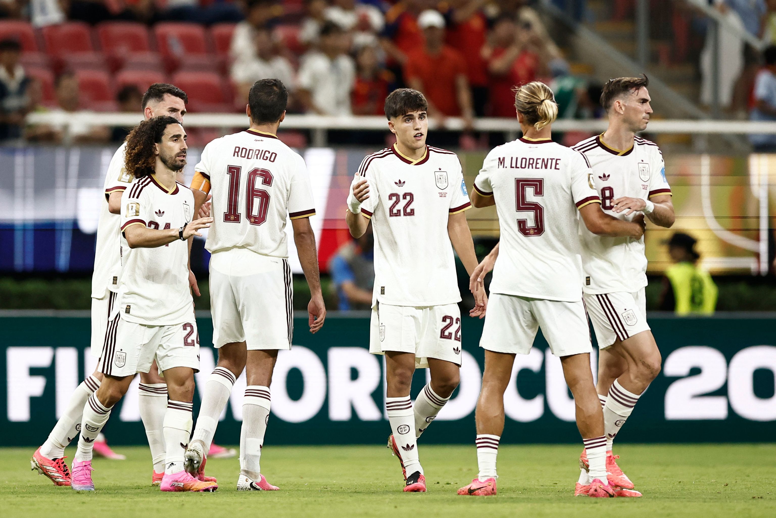 Los jugadores de la selección celebran el triunfo contra Uruguay.