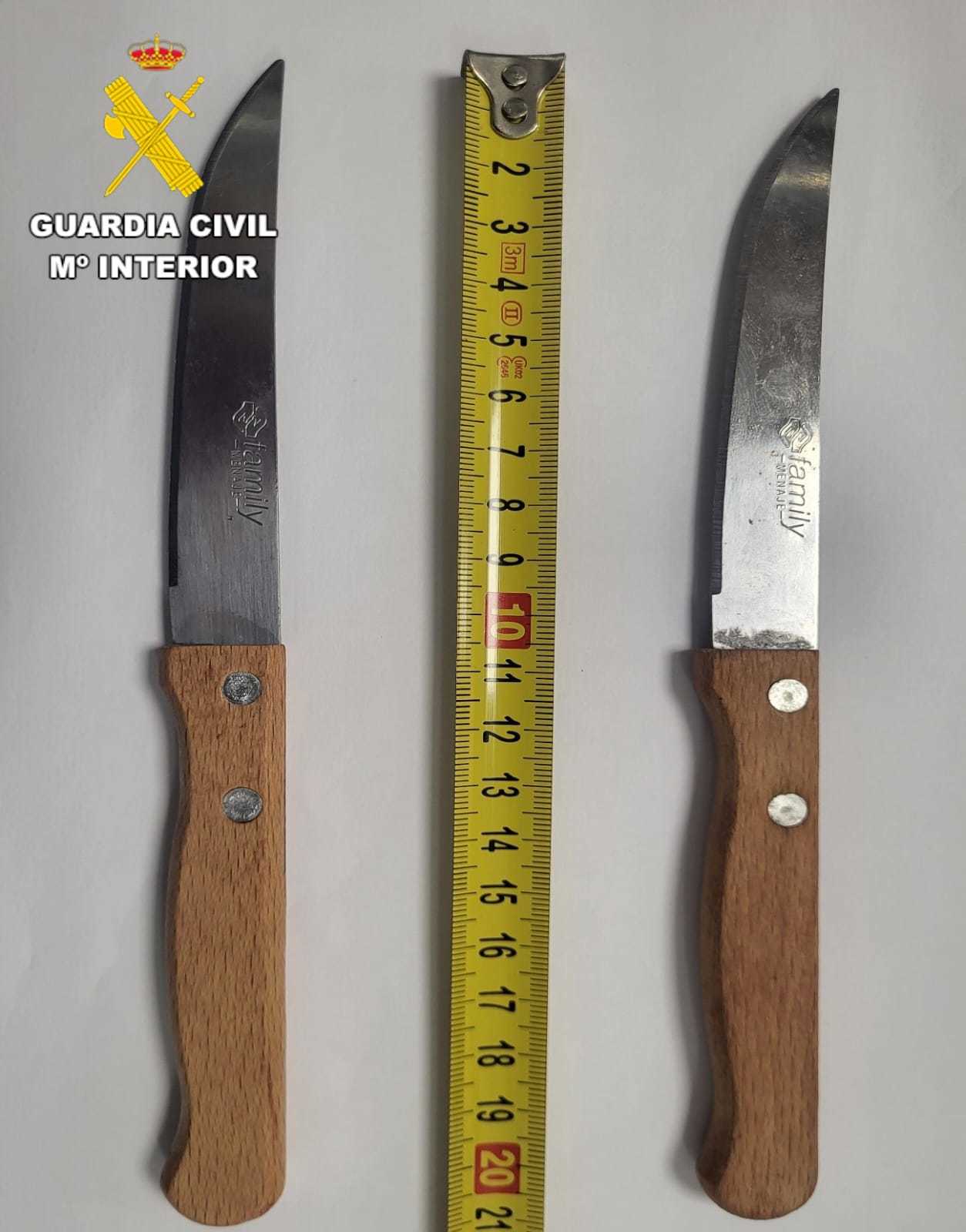 Los cuchillos requisados por los agentes.