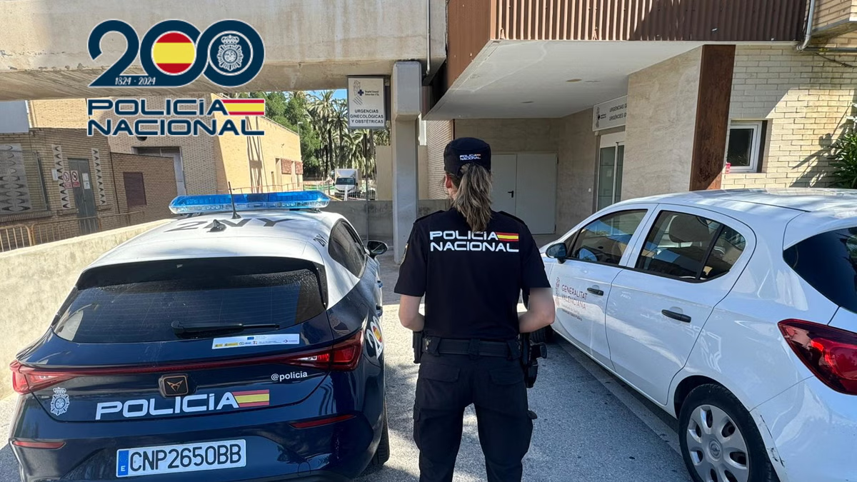 Un agente de la Policía Nacional en un hospital de Elche.