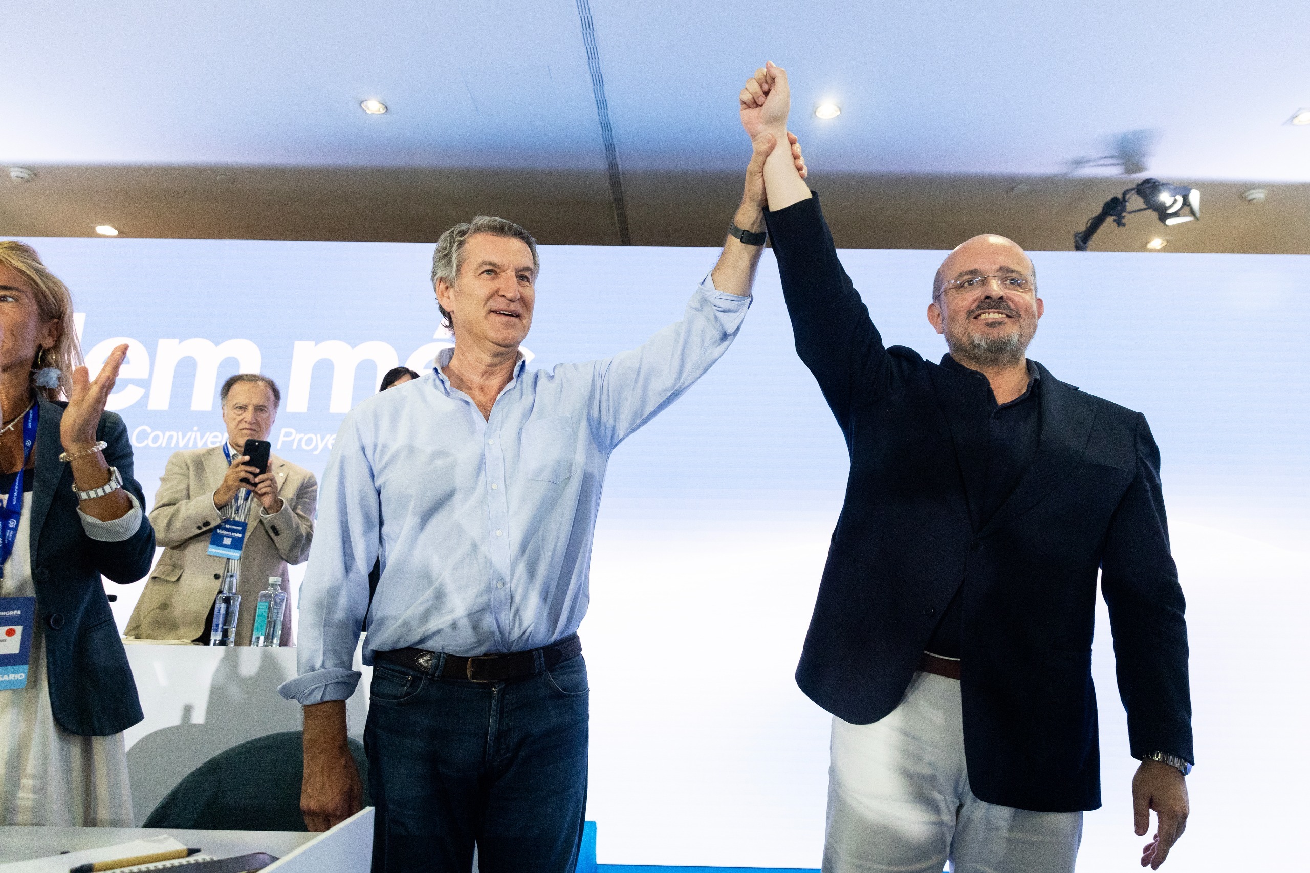 Feijóo y Fernández impulsan al PP en Cataluña ofreciéndose como "la alternativa al nacionalismo" y para "sacar a Sánchez de La Moncloa"