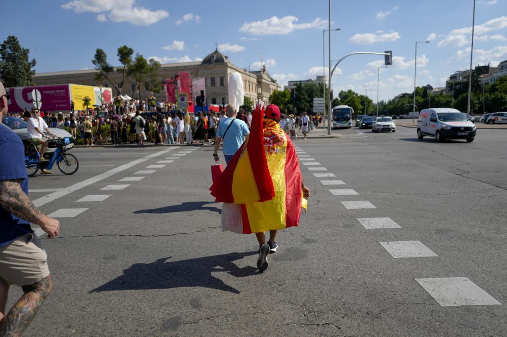 Un aficionado muestra su apoyo a la selección española en Madrid antes de un partido en el Mundial.