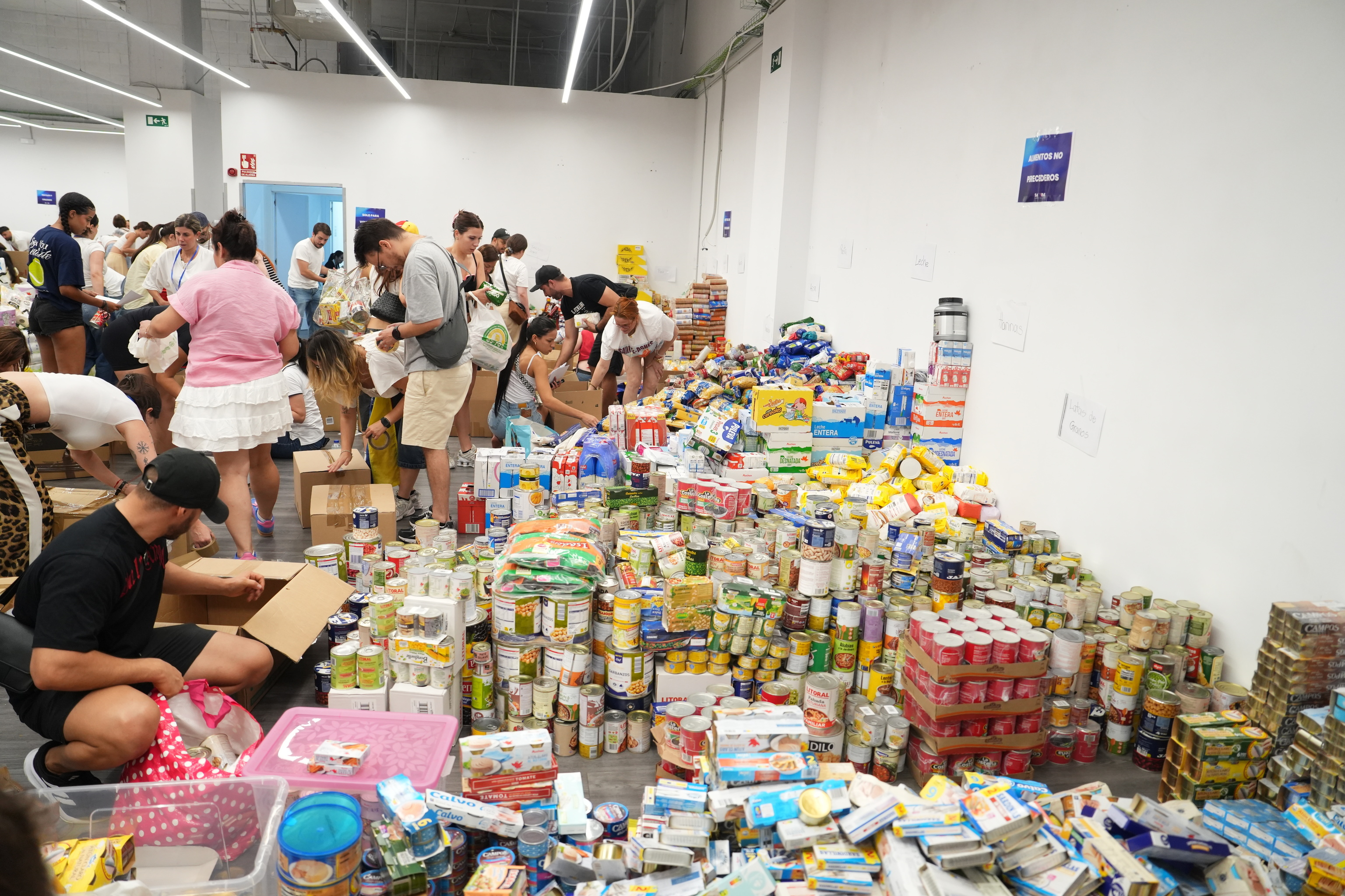 Acopio de comida, agua y medicamentos, listo para su envío a Venezuela.