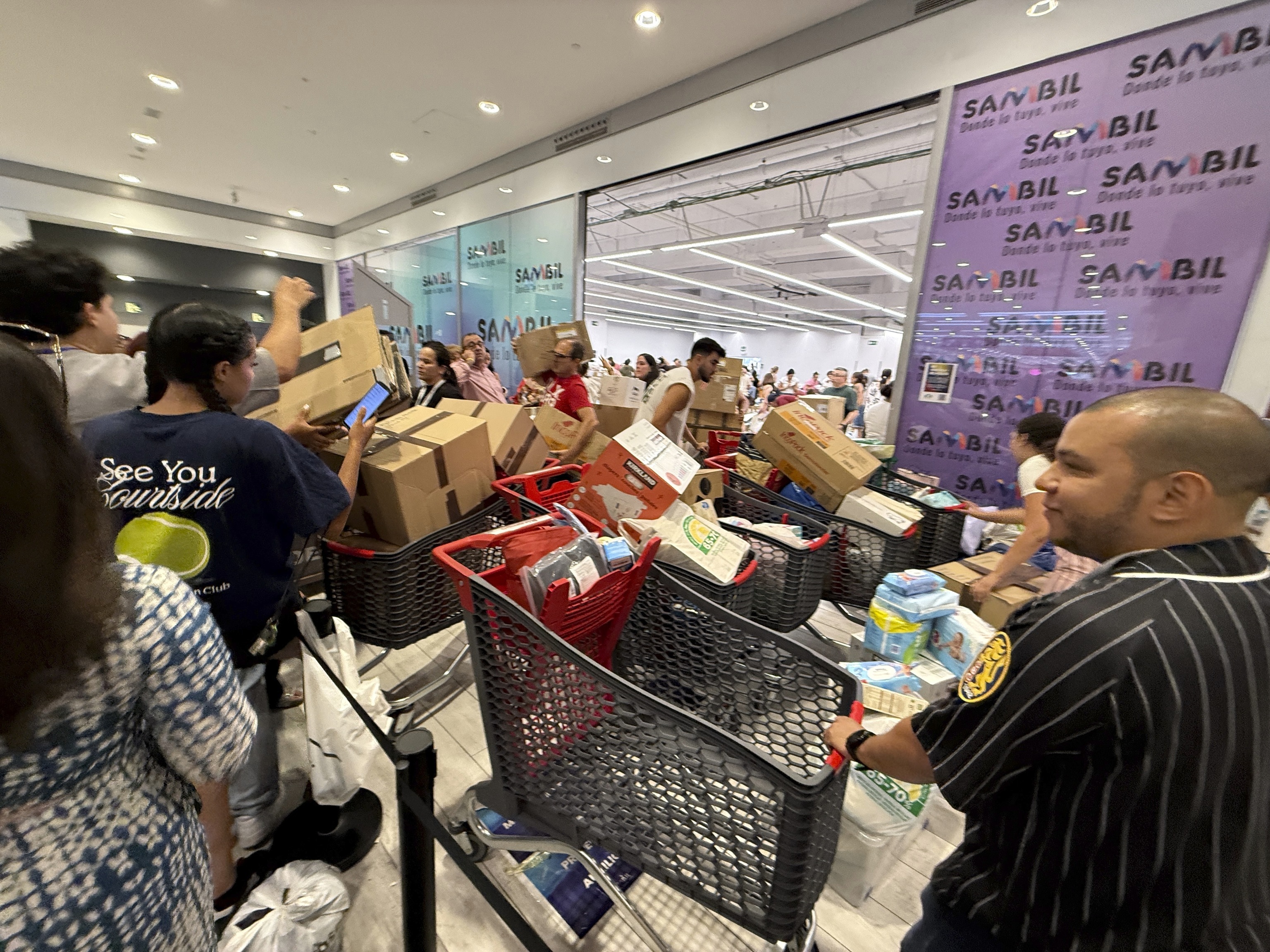 Una multitud se acerca a dejar productos de primera necesidad para los afectados del doble terremoto.