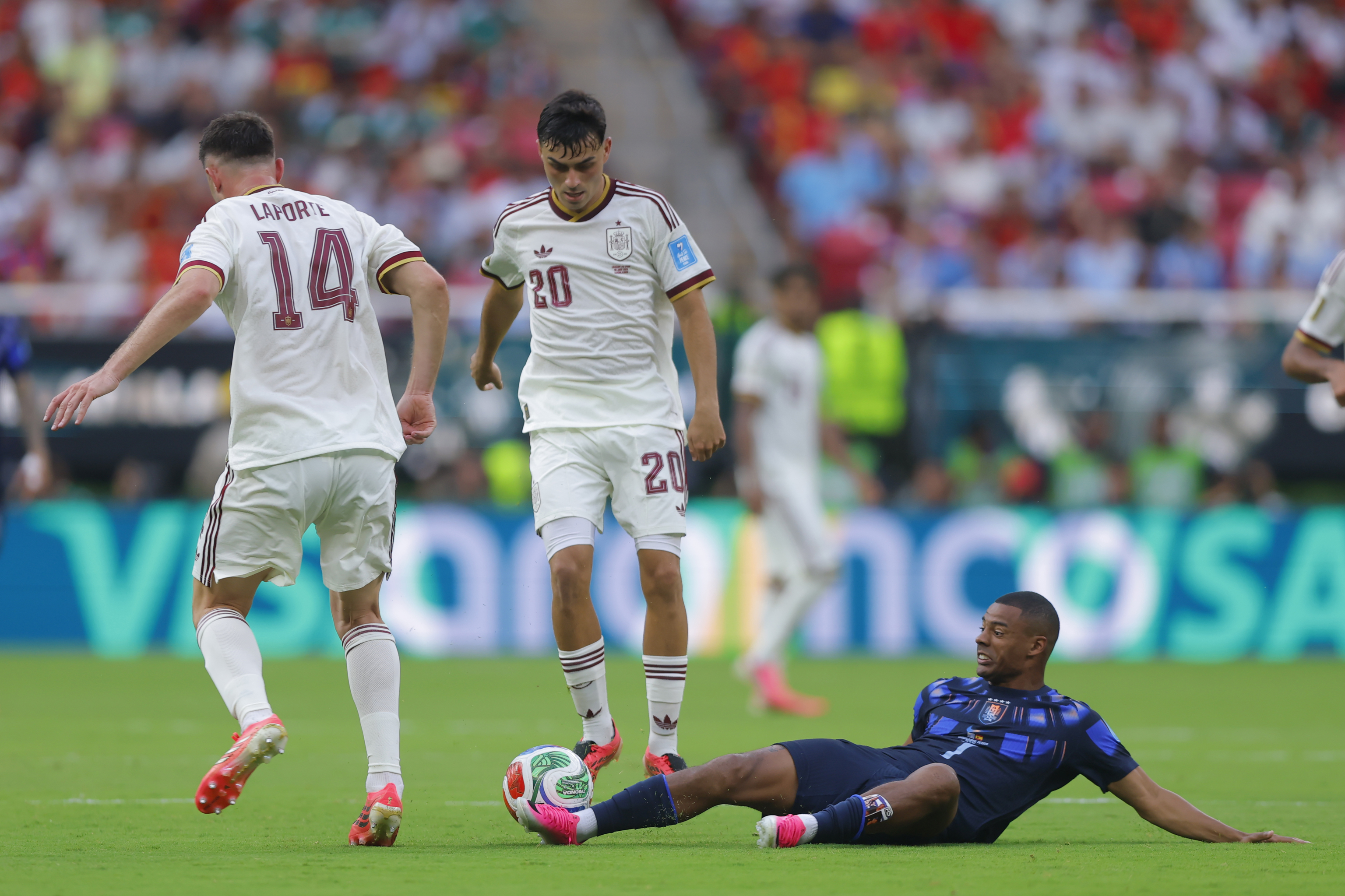 De La Cruz disputa el balón con Pedri.