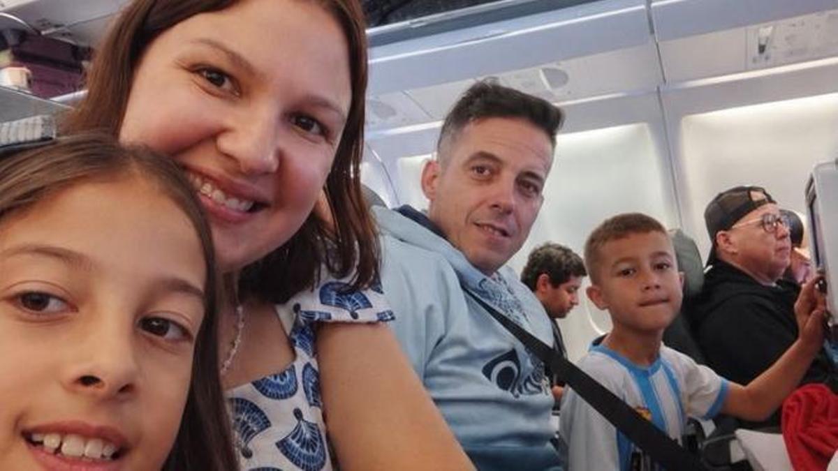 Yhosvany y Adela, junto a sus dos hijos, en el vuelo con destino a Venezuela que tomaron el pasado lunes.