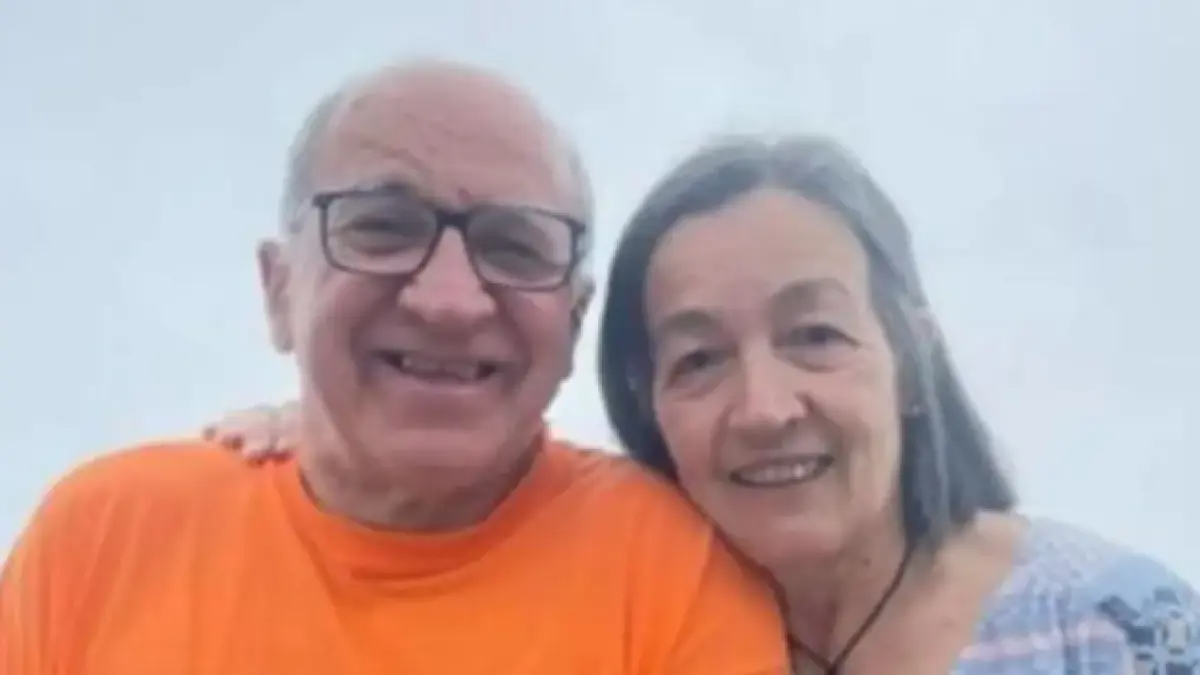 Alazne Solabarrieta Lecea, de 65 años, junto a su marido.